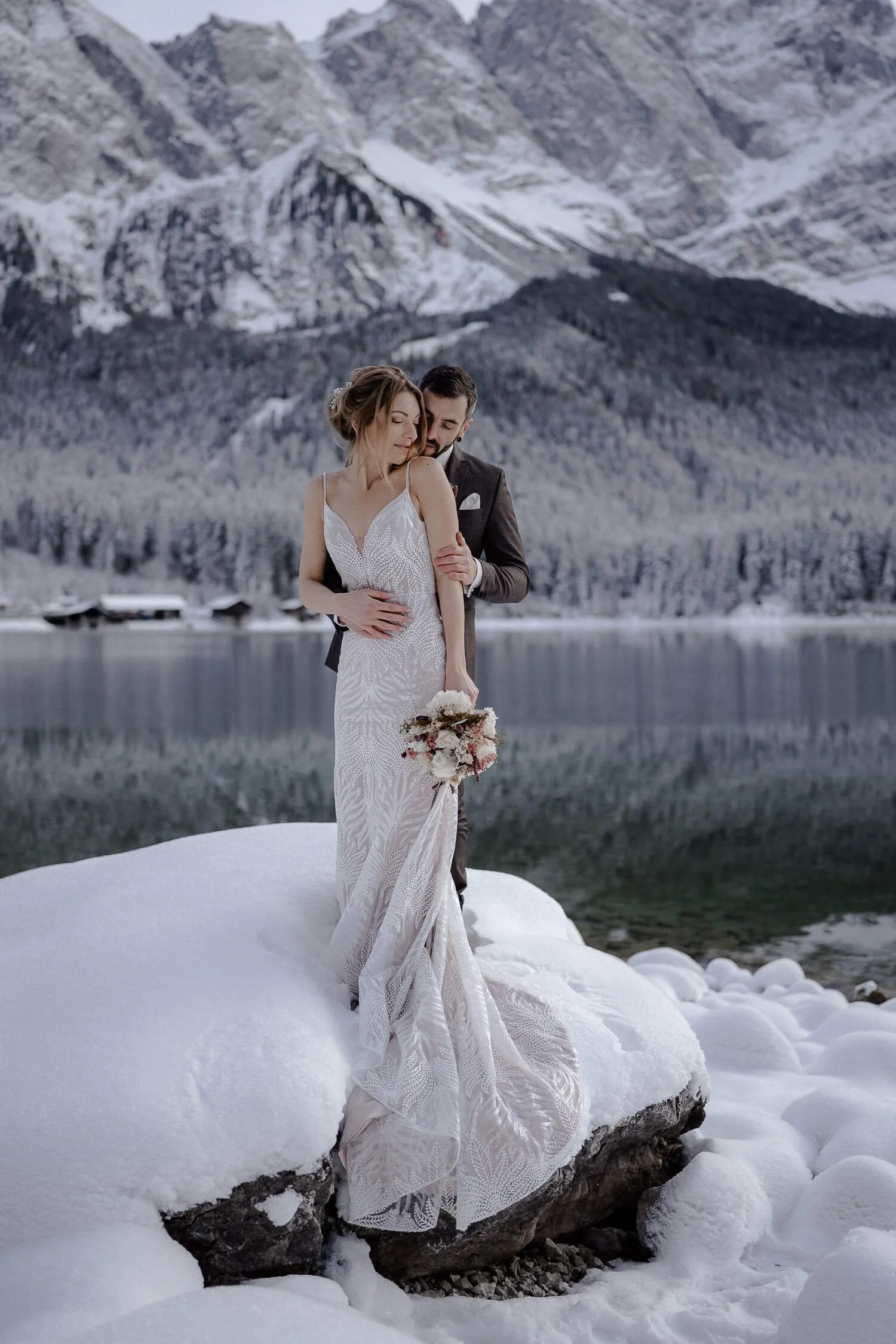 Elopement-Schnee-Berge-Eibsee-Brautpaar.jpg