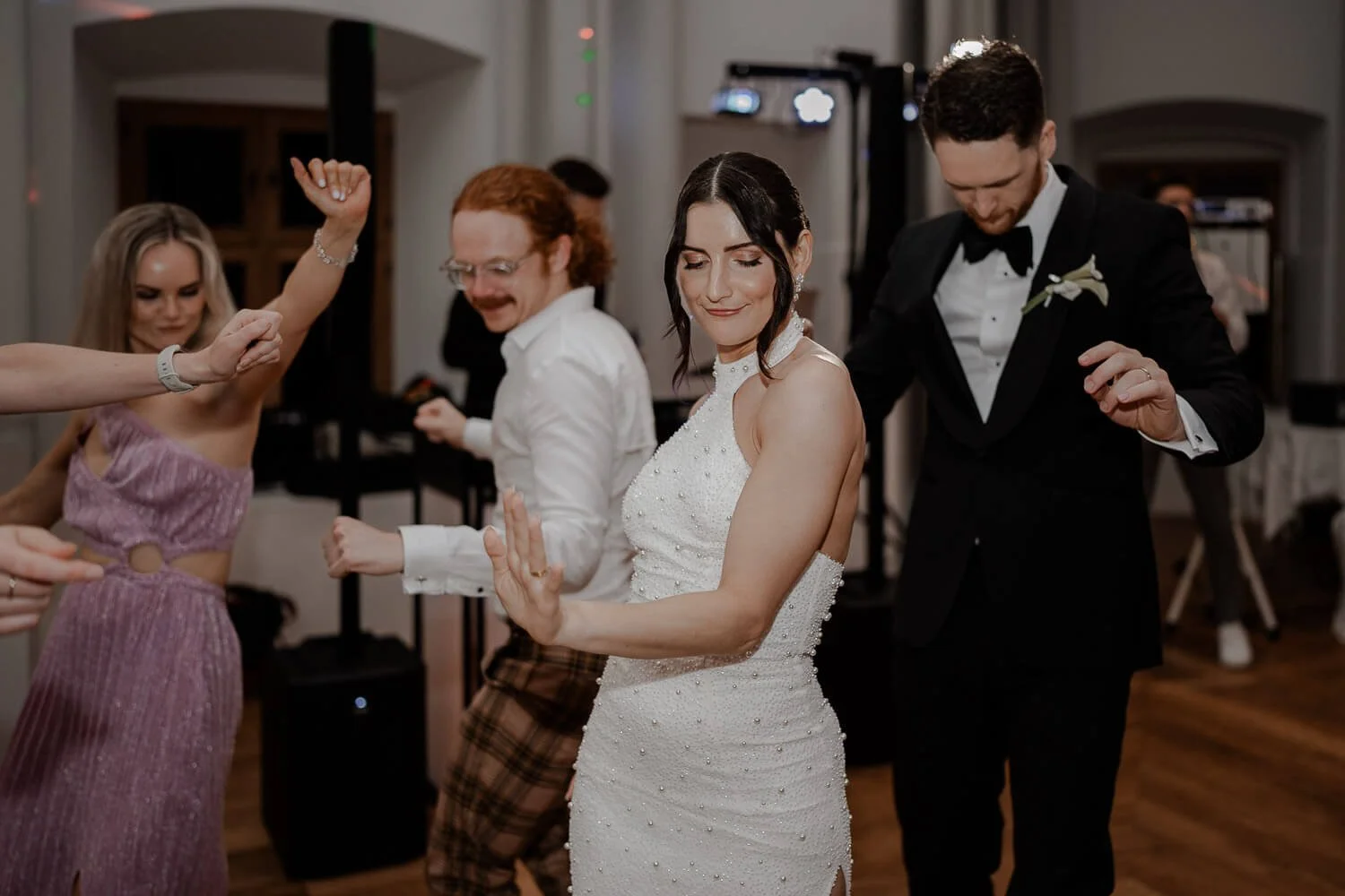 Braut tanzt ausgelassen auf Hochzeit.