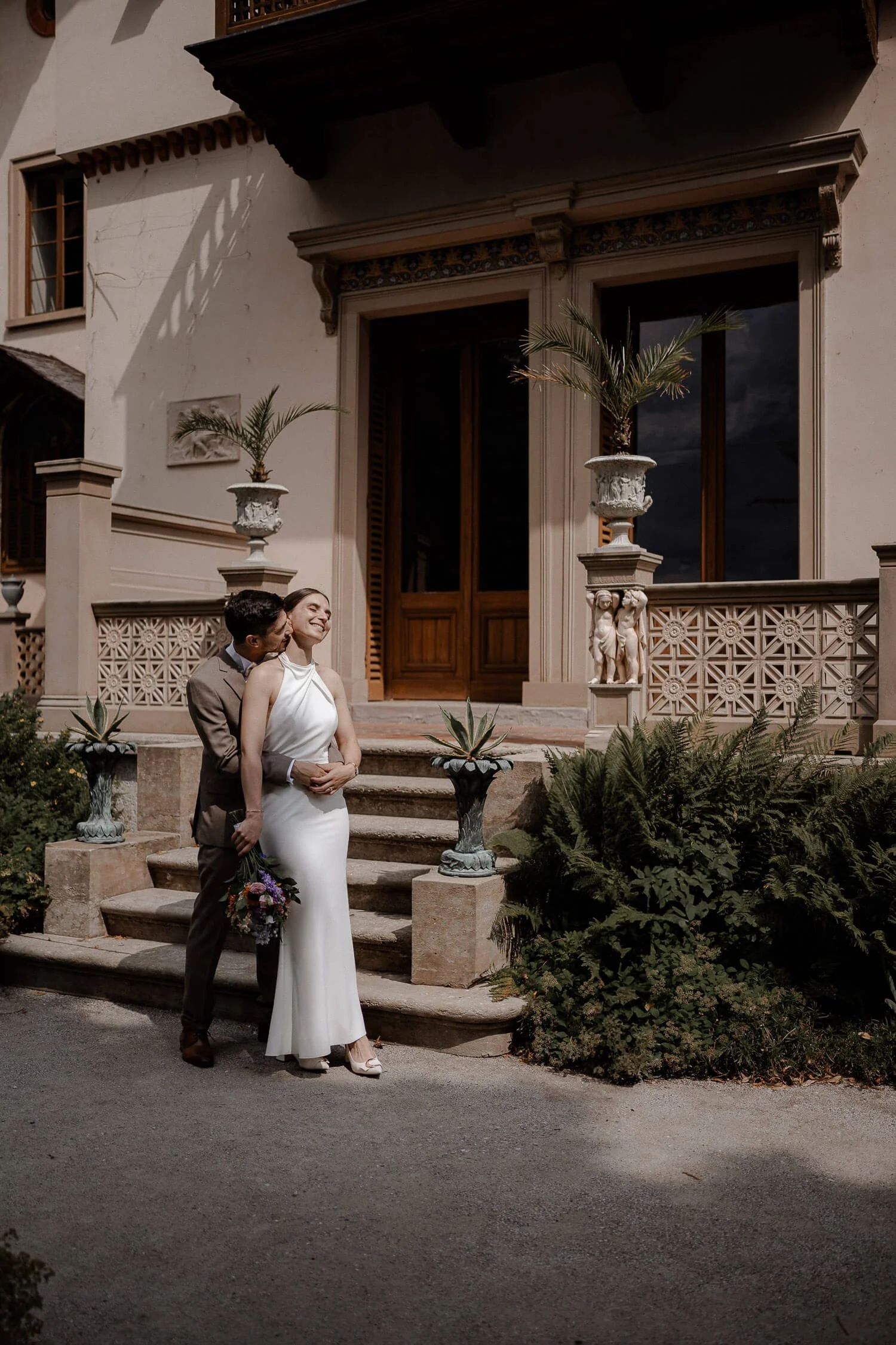 Brautpaar vor Treppe der Villa – roseninsel standesamt Hochzeitspaar