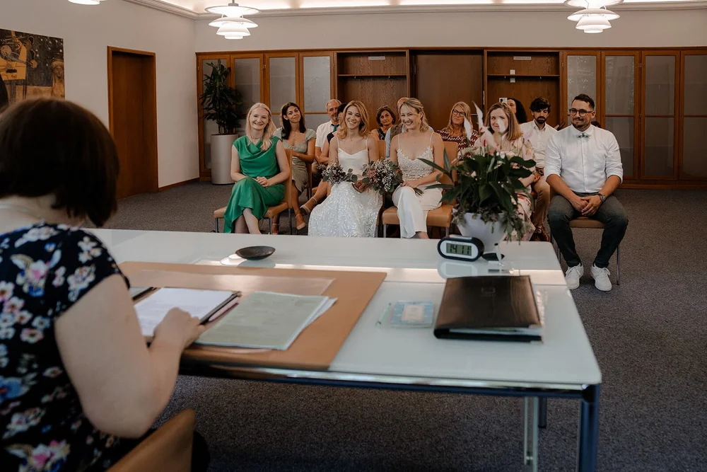 Trauung mit Gästen im Standesamt Mandlstraße in München