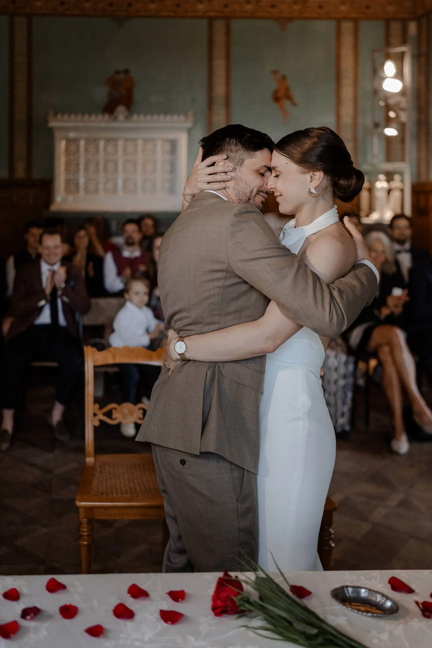 Inniger Moment/Umarmung im Trauzimmer (Gäste klatschen, Rosenblätter) – standesamt roseninsel kuss umarmung
