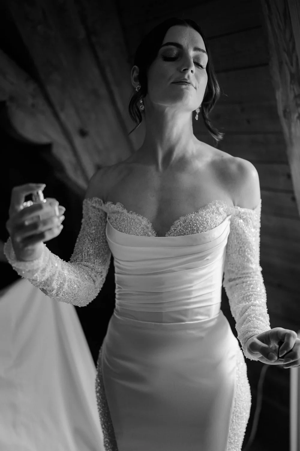 Braut sprüht Parfum vor der Trauung