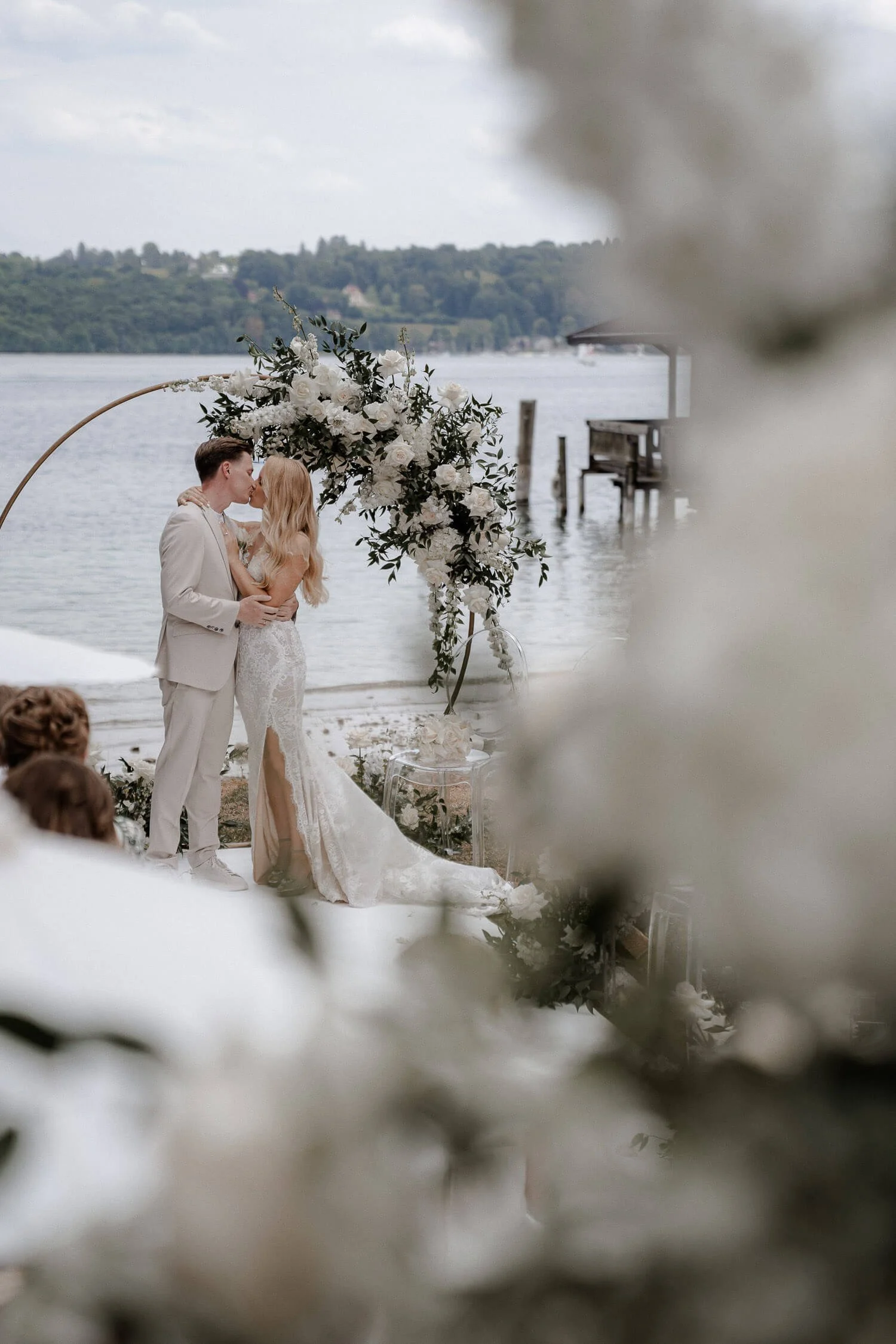 Der erste Kuss als Ehepaar direkt am See