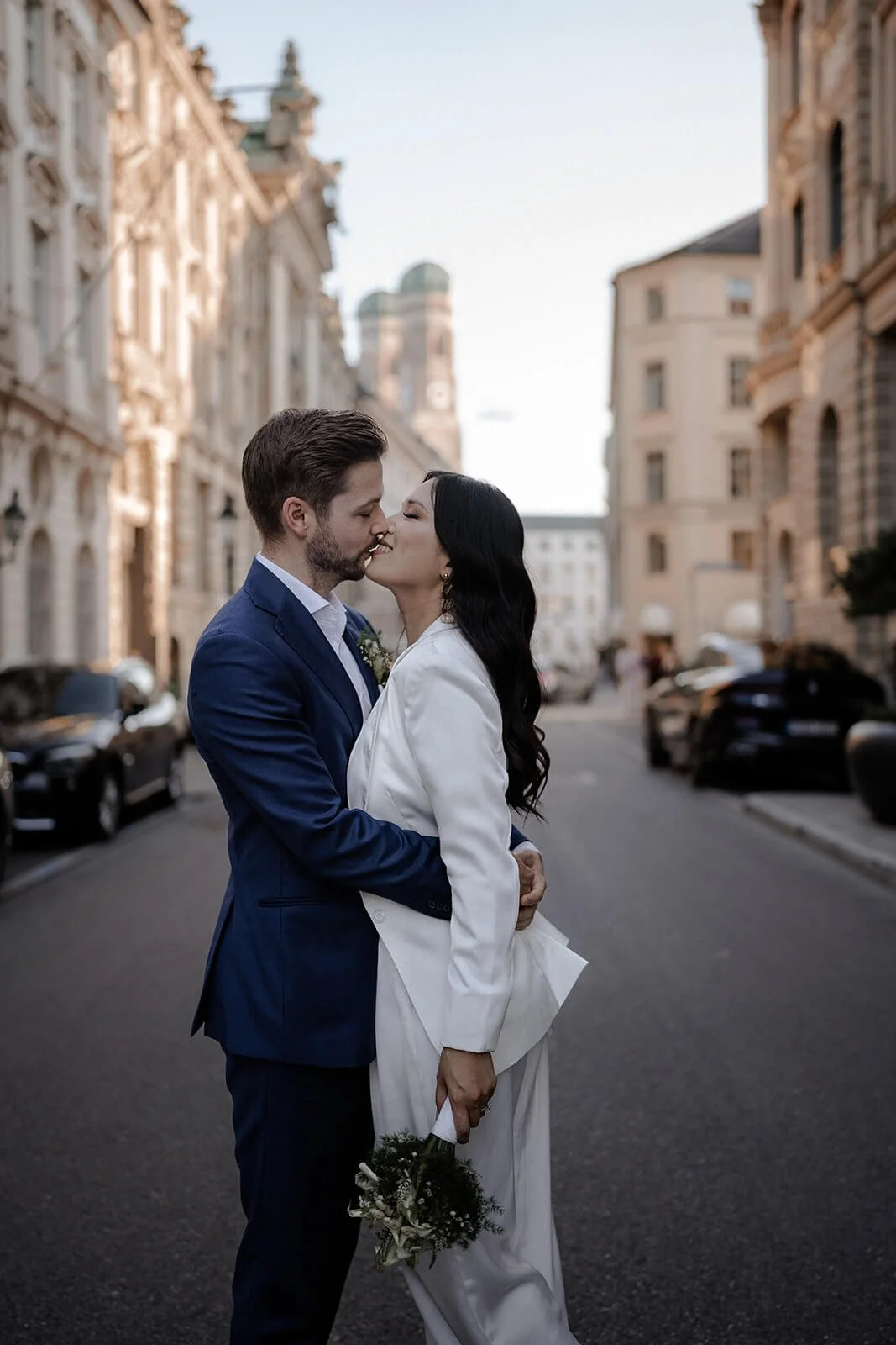 Brautpaar küsst sich in den Straßen von München