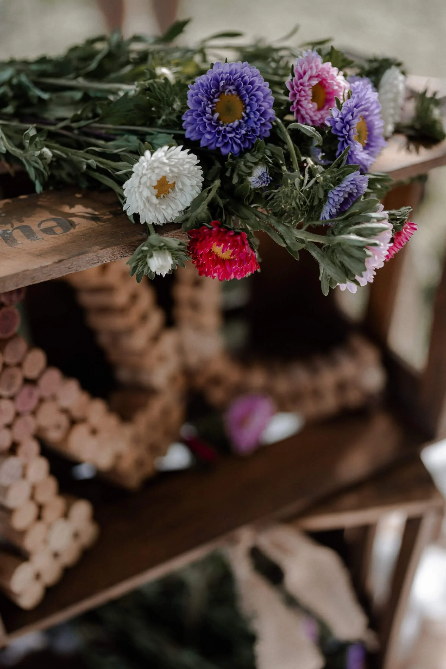 Bunte Hochzeitsblumen bei Feier nach Trauung