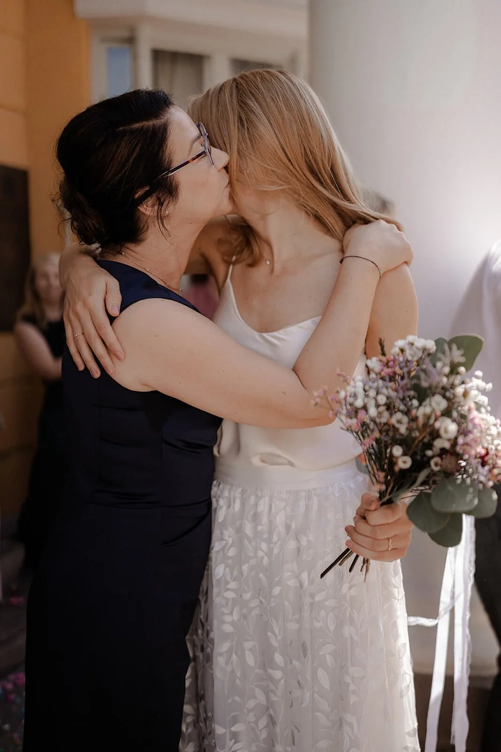 Emotionale Umarmung nach der Trauung