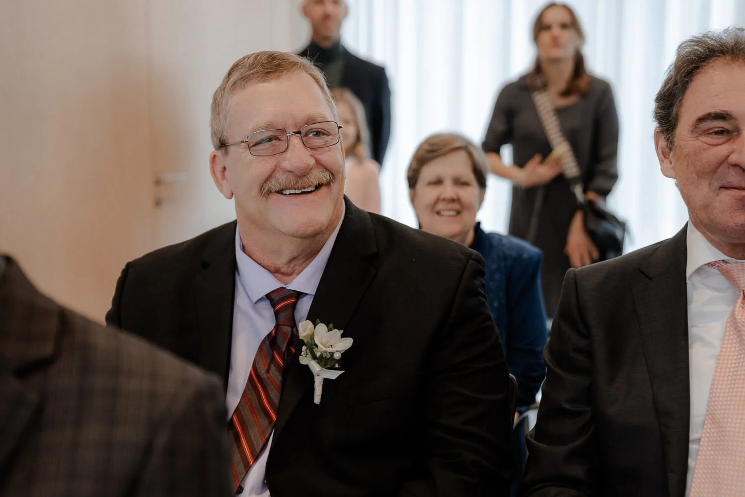 Brautvater-Standesamt-Lacht.jpg