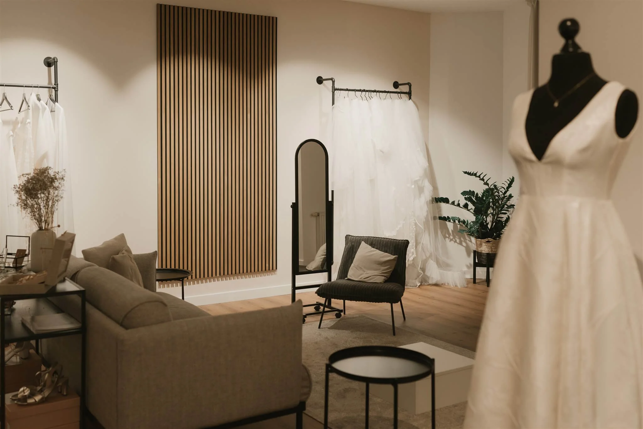 Brautmodengeschäft München: Lounge mit Spiegel und Brautkleidern im Showroom