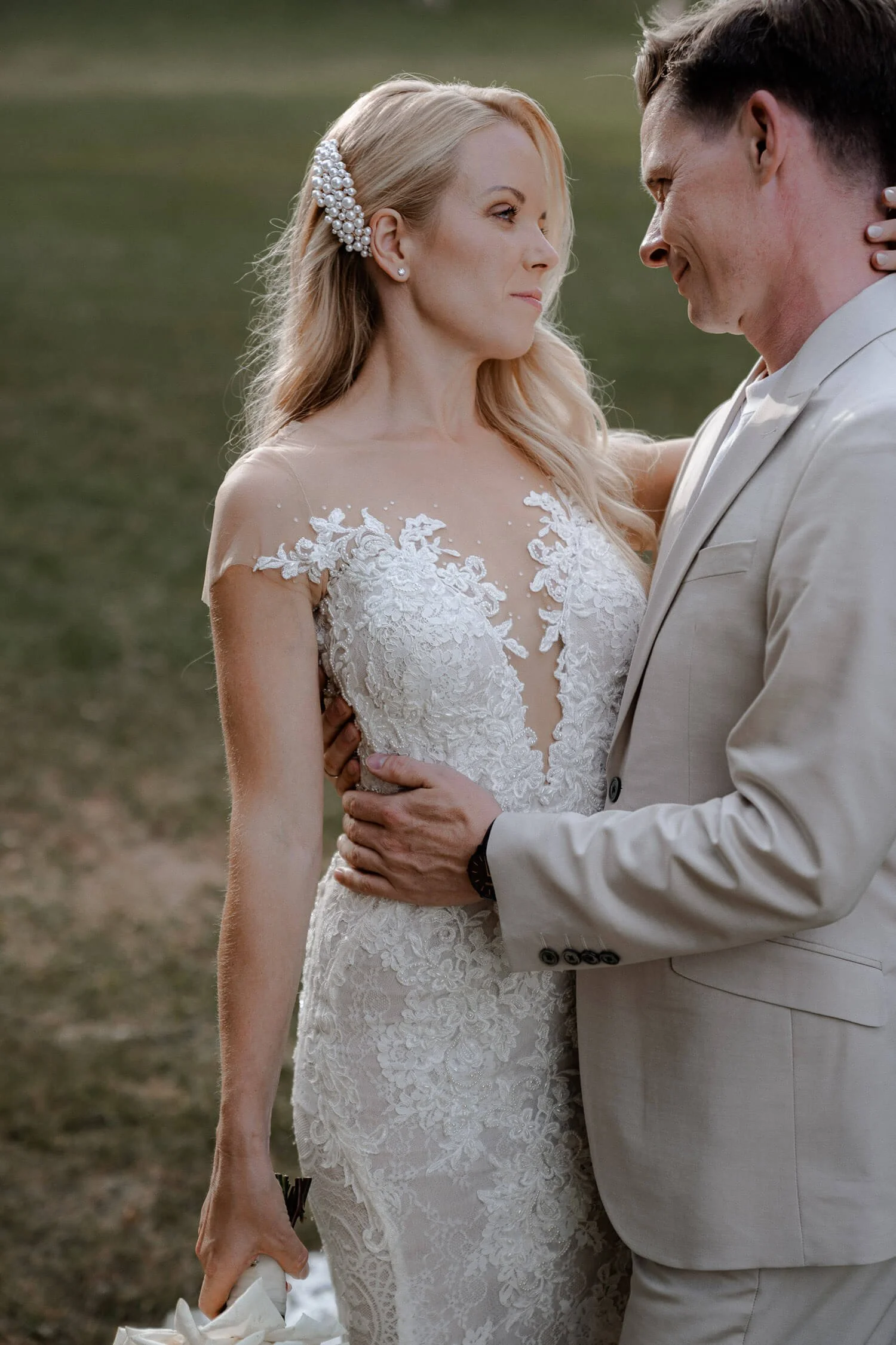 Intimer Moment des Brautpaars bei Hochzeit im La Villa am Starnberger See