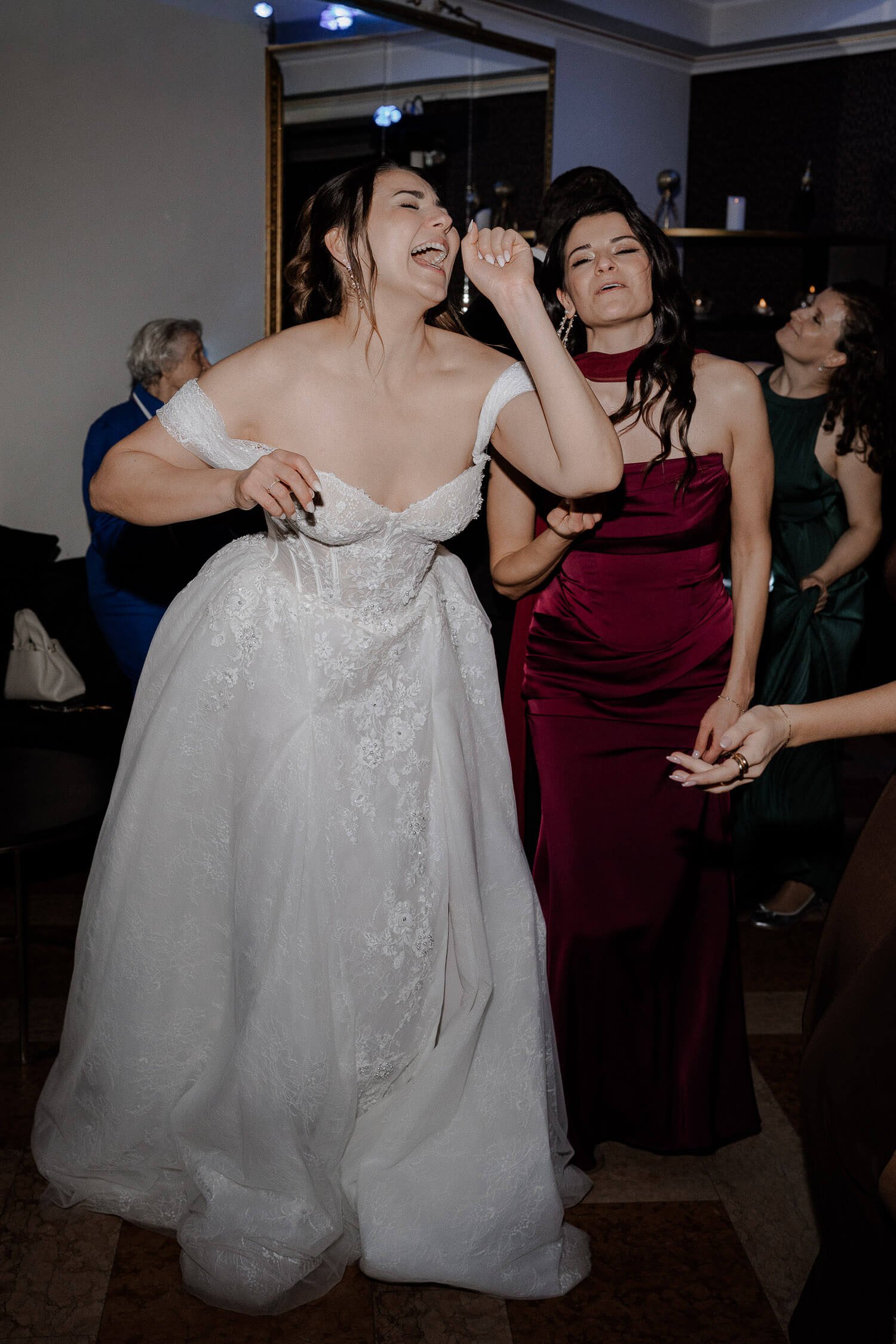 Braut-Singt-mit-Schwester.jpg