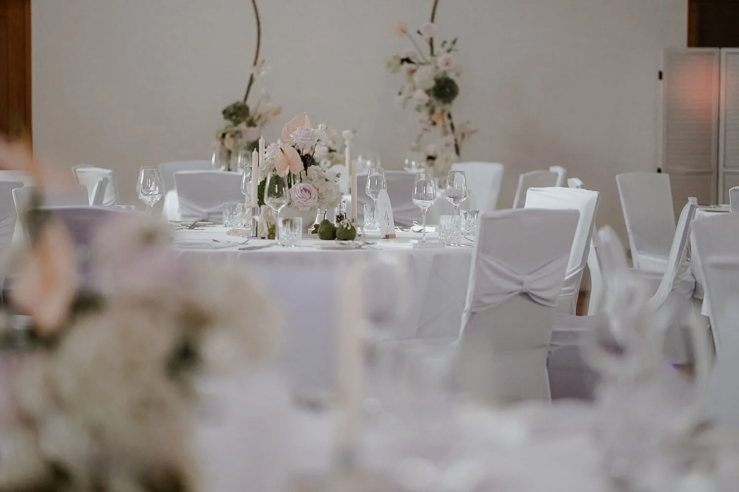 Elegante Hochzeitstafel mit Blumendeko im Festsaal von Schloss Hohenkammer.