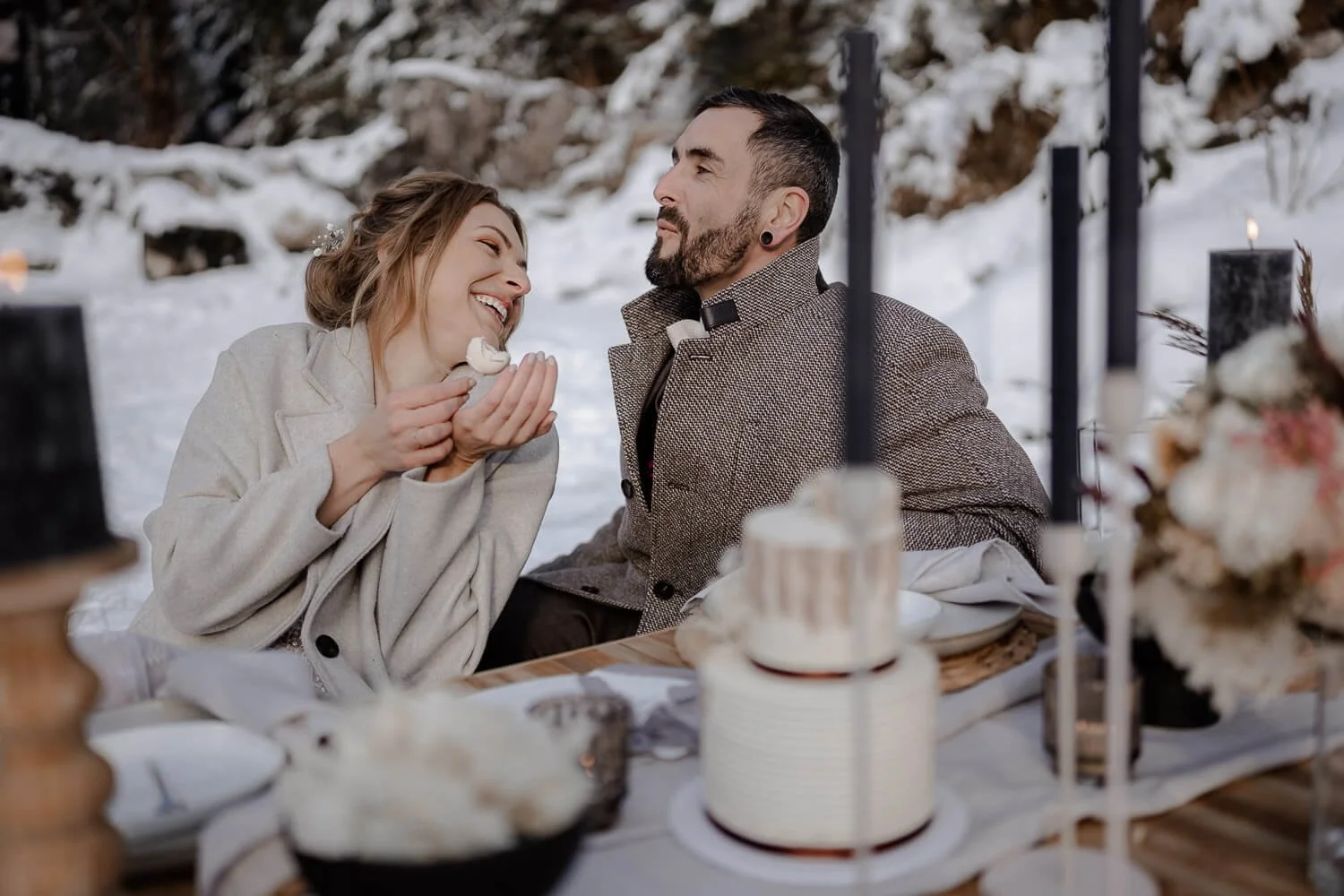 Brautpaar-Picknick-Hochzeitstorte-Schnee.jpg