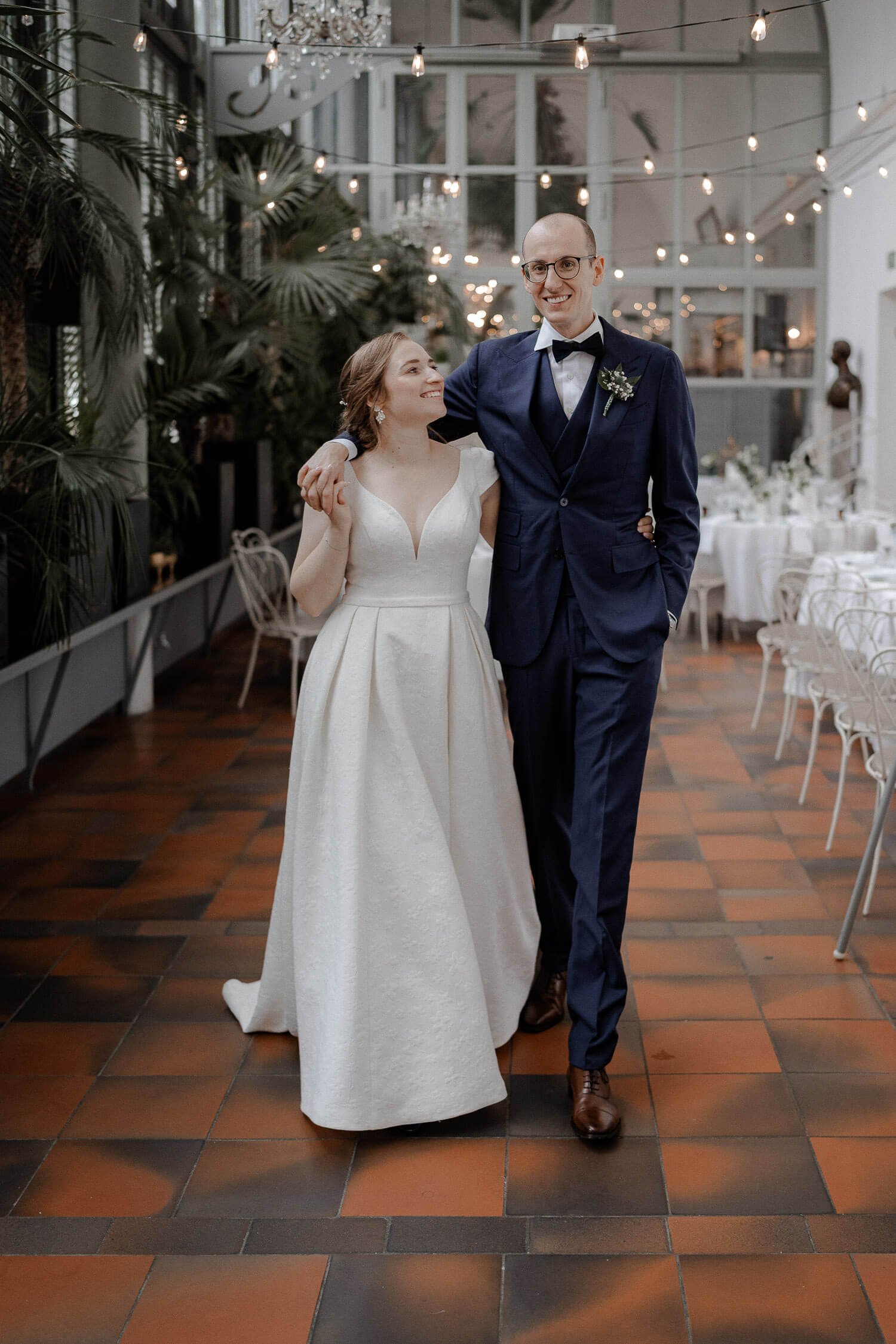 Brautpaar lächelt beim Anblick ihrer Location