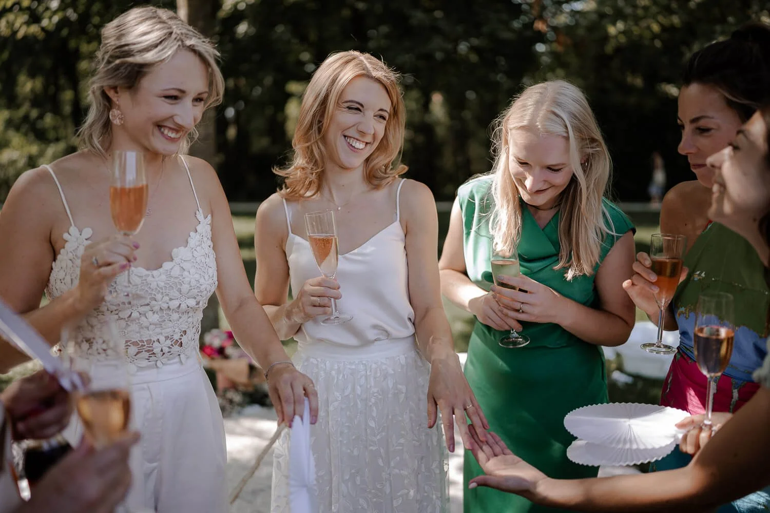 Frisch verheiratete Braut zeigt ihren Ring bei Hochzeit
