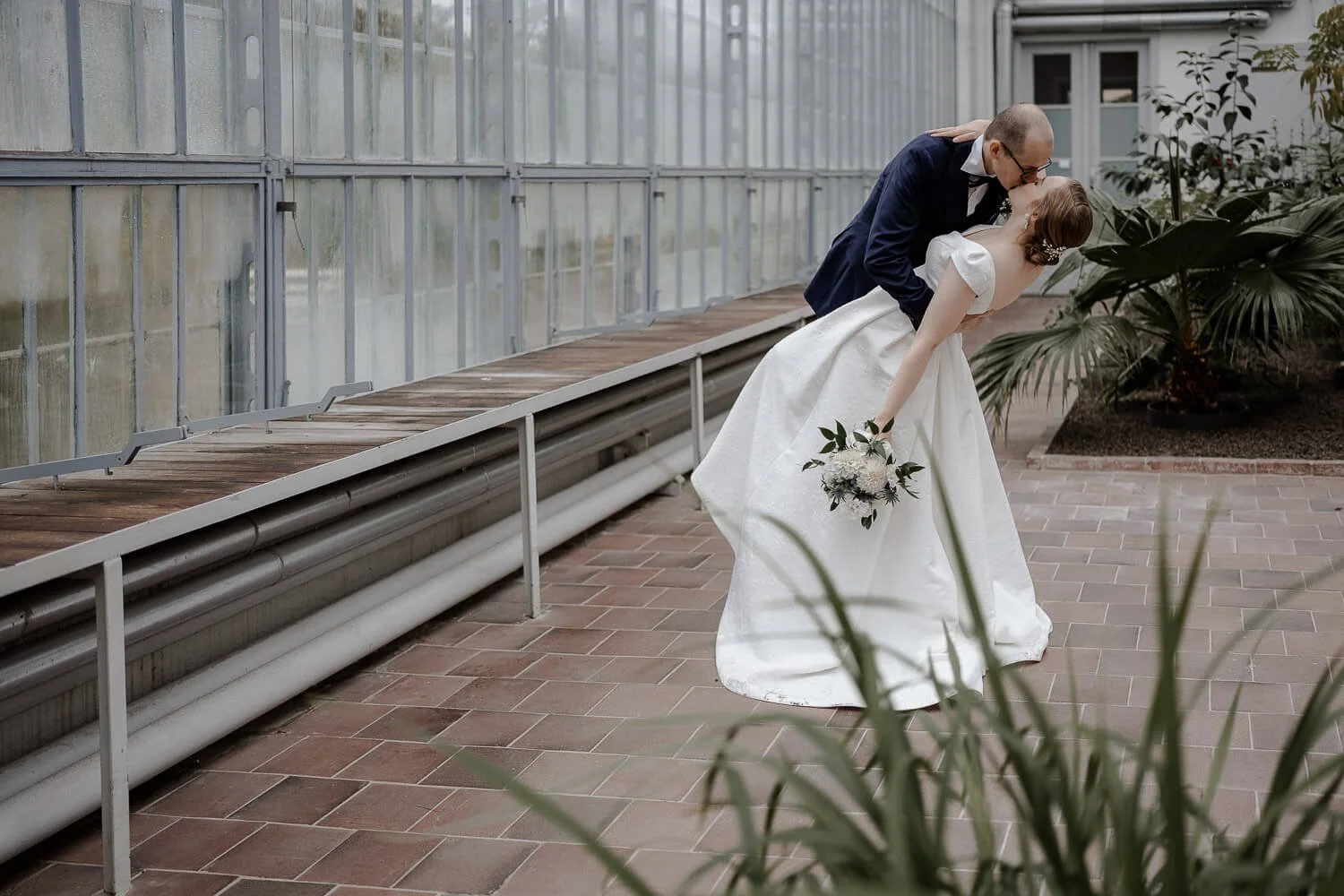 Brautpaar im Gewächshaus des Palmenhauses