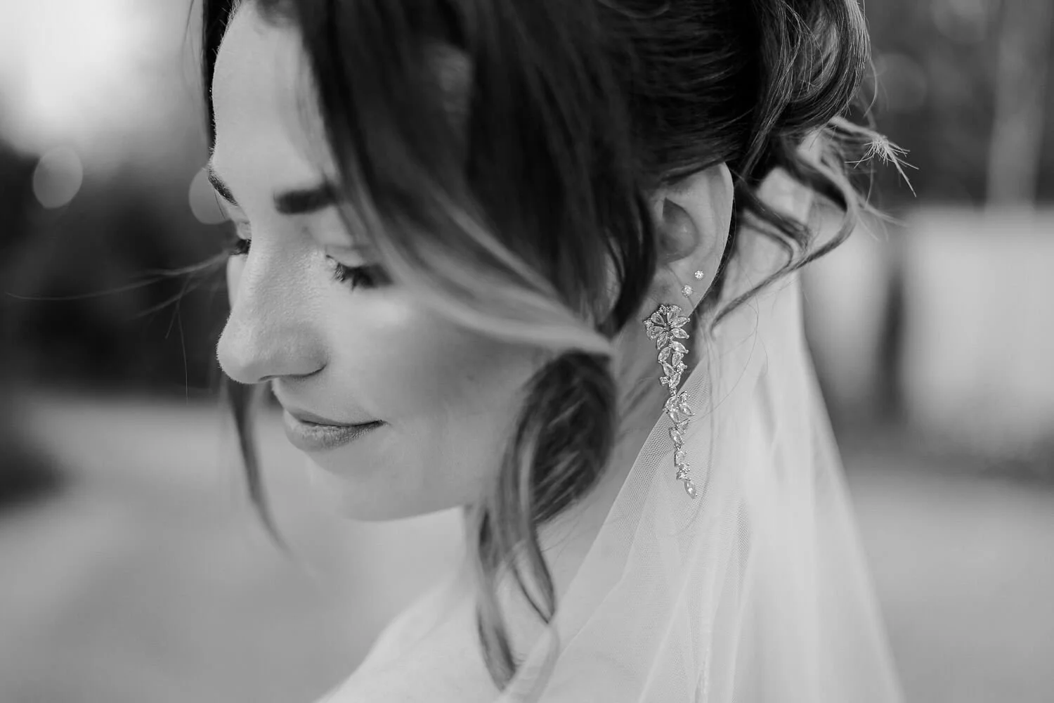 Schwarzweiß Close-up der Braut mit Schleier & Ohrringen – fotografie stil