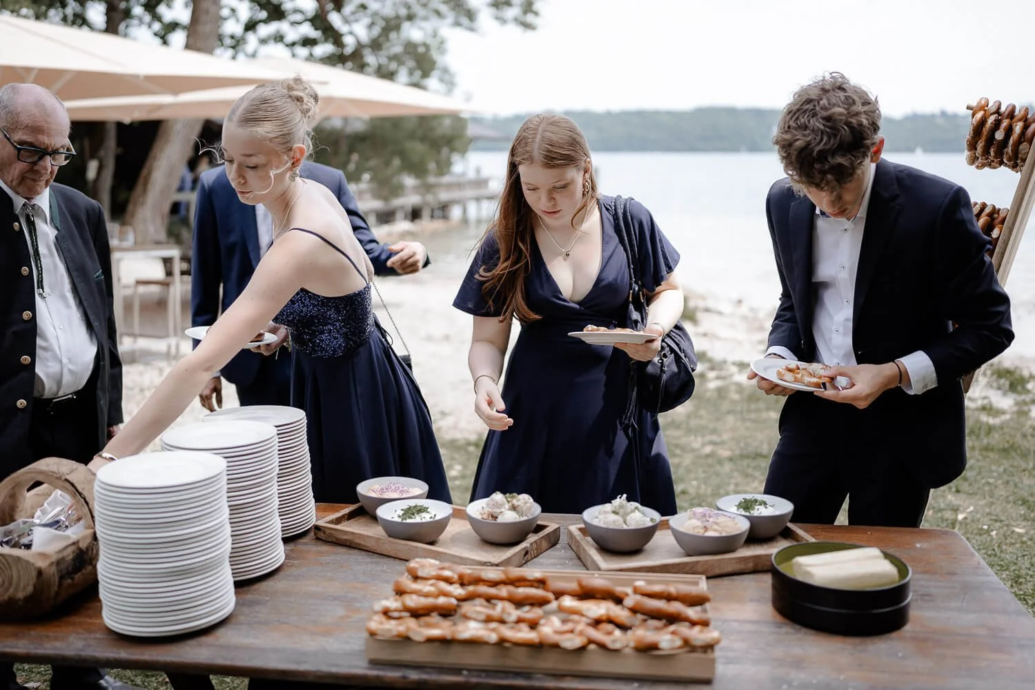 Gäste bedienen sich am Brezn-Buffet bei Hochzeit