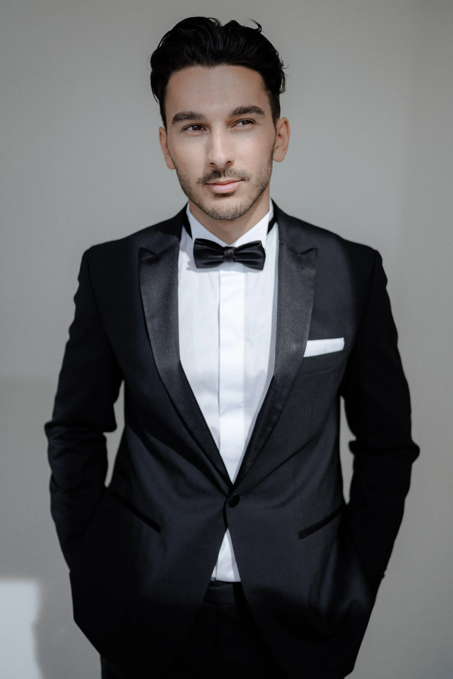 Bräutigam in der Sonne nach dem Getting Ready und vor der Trauung.