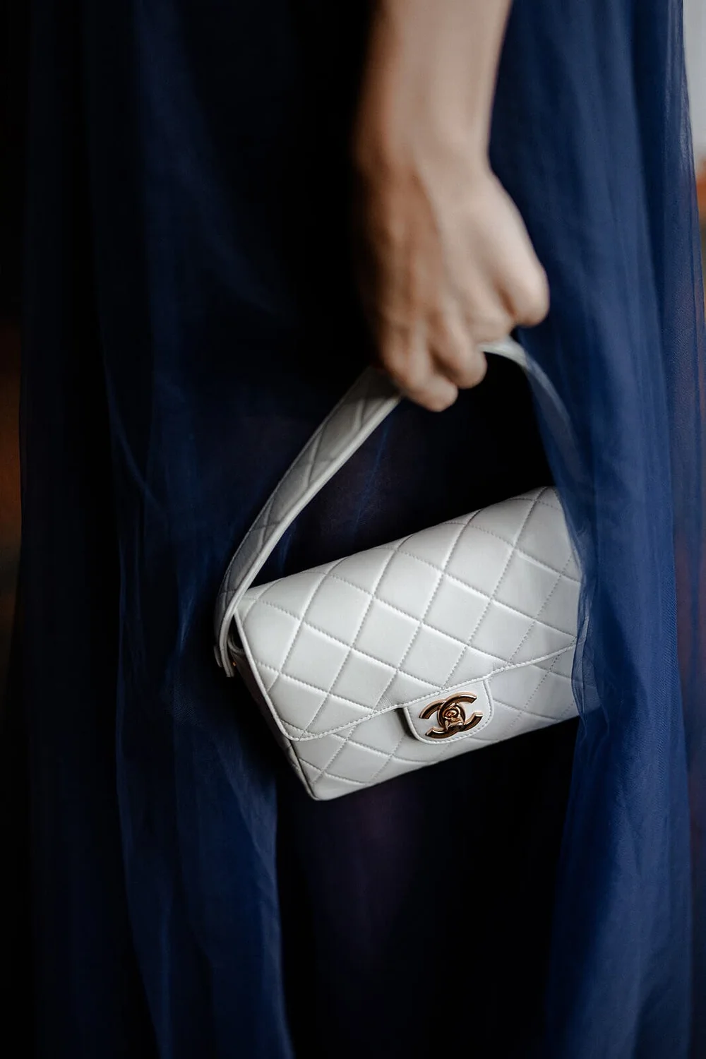 Elegante weiße Chanel-Tasche bei Hochzeitsgast