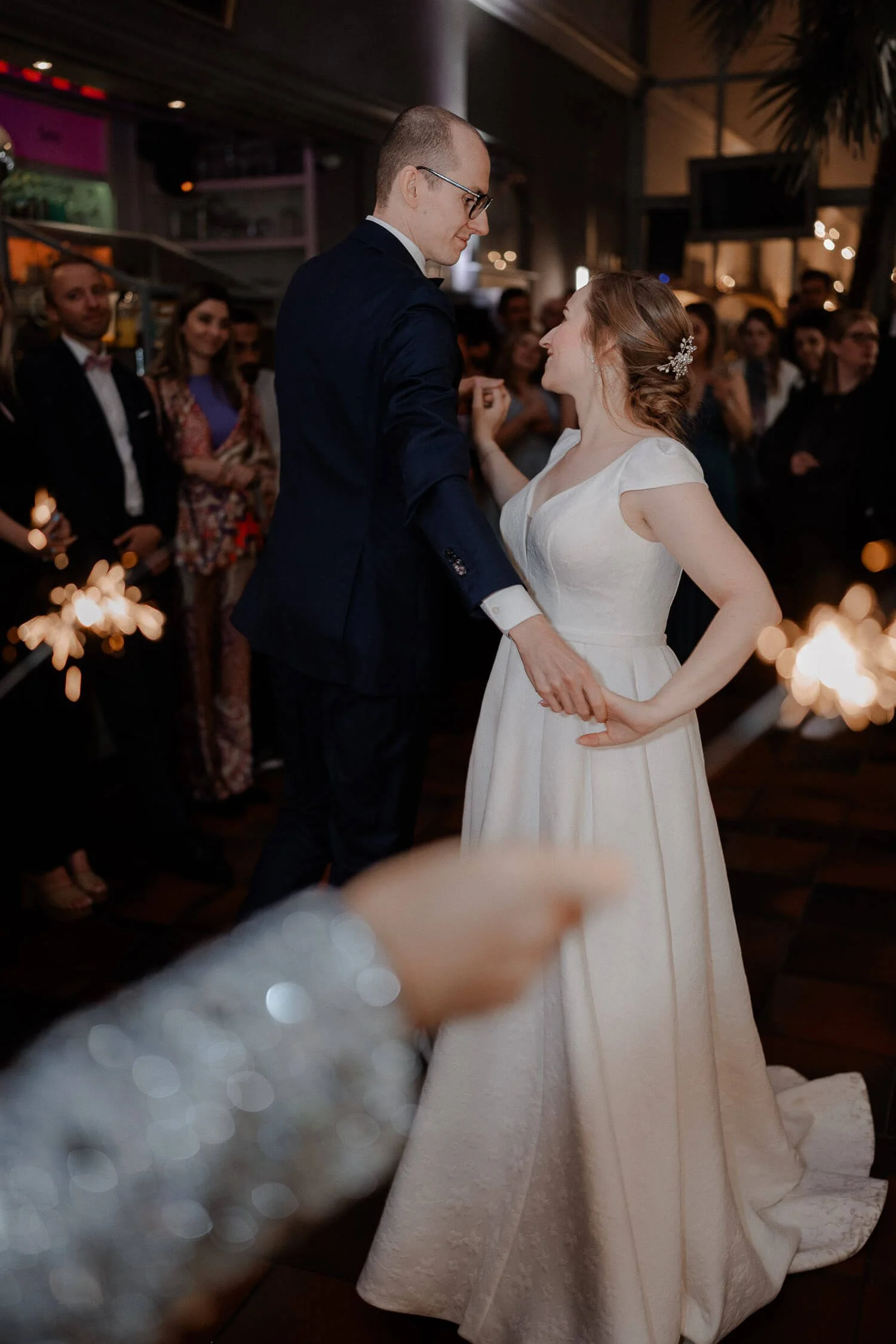 Brautpaar tanzt umgeben von Wunderkerzen im Palmenhaus München