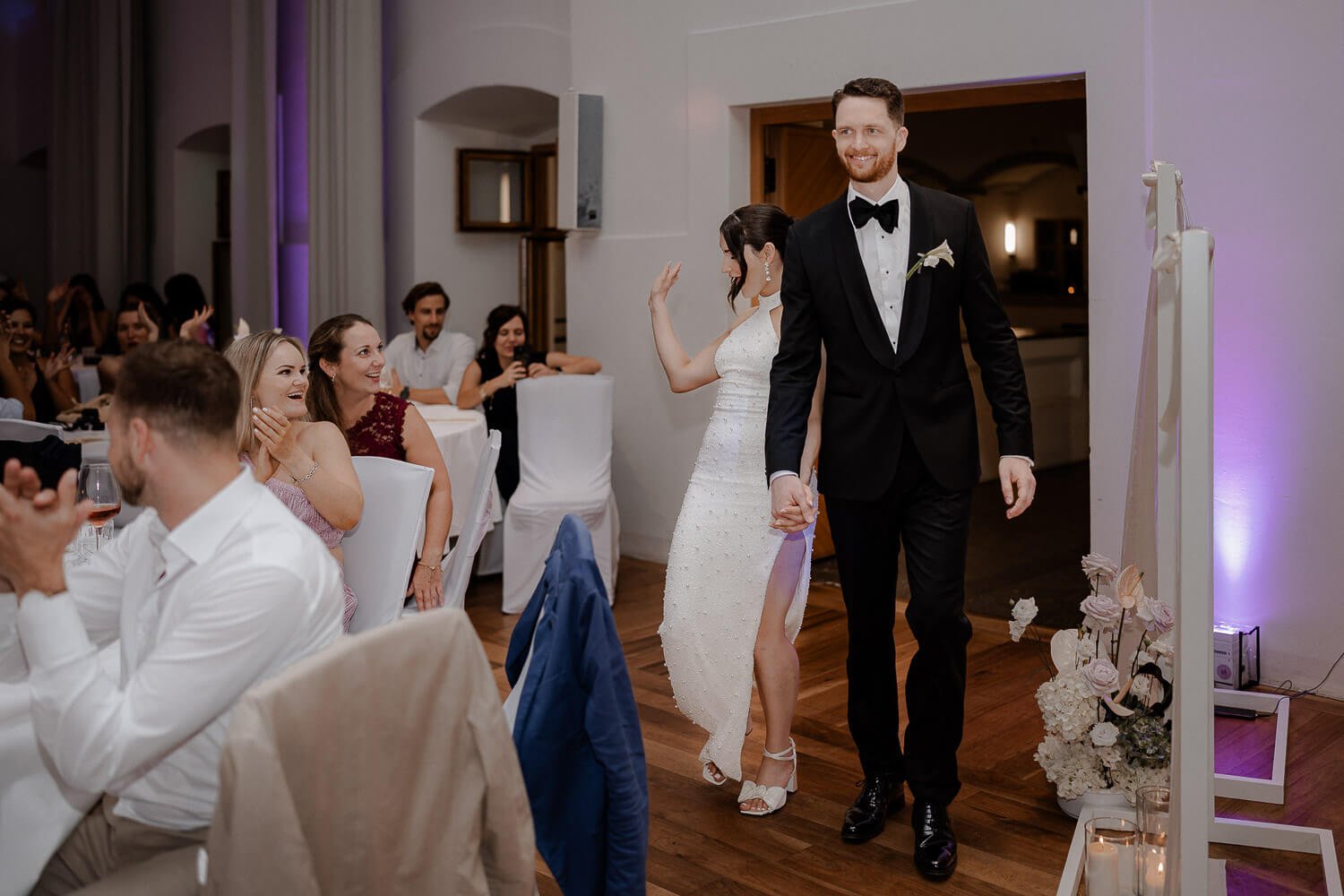 Brautpaar betritt feierlich den Hochzeitssaal zur Party.