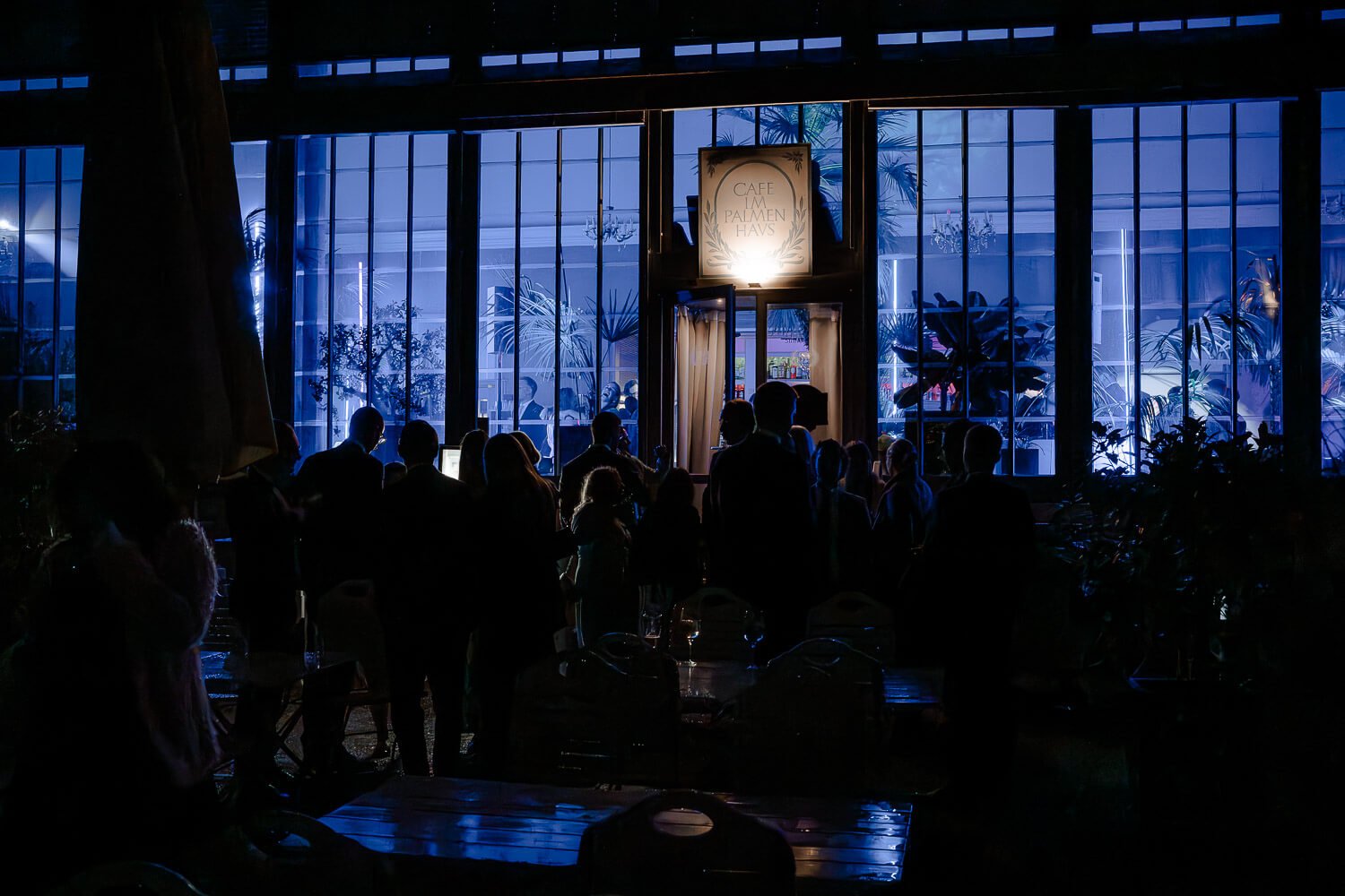 Nächtliche Außenansicht vom Café im Palmenhaus bei Hochzeitsfeier