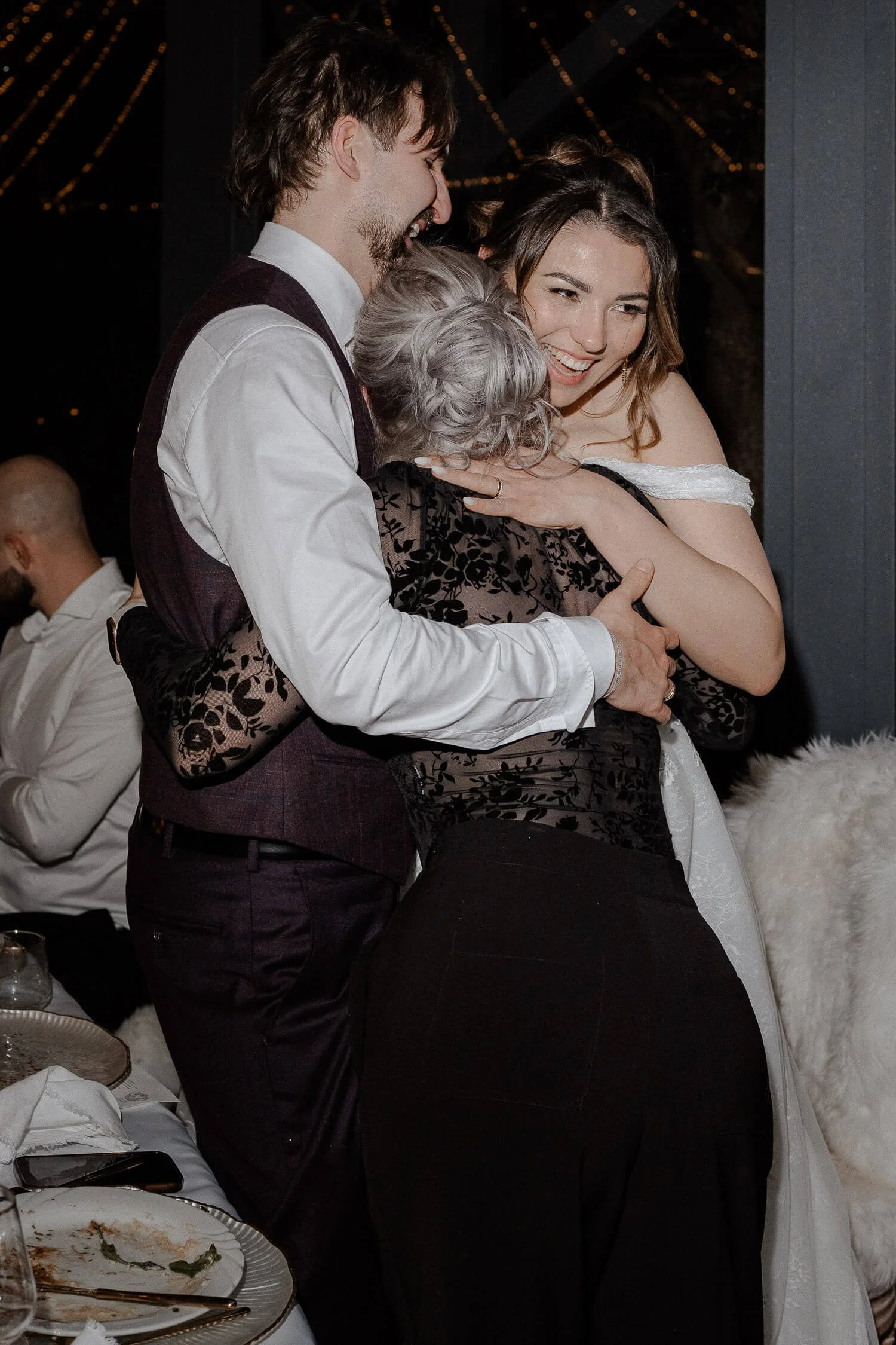 Umarmung &amp; Glück – innige Gratulation nach den Reden