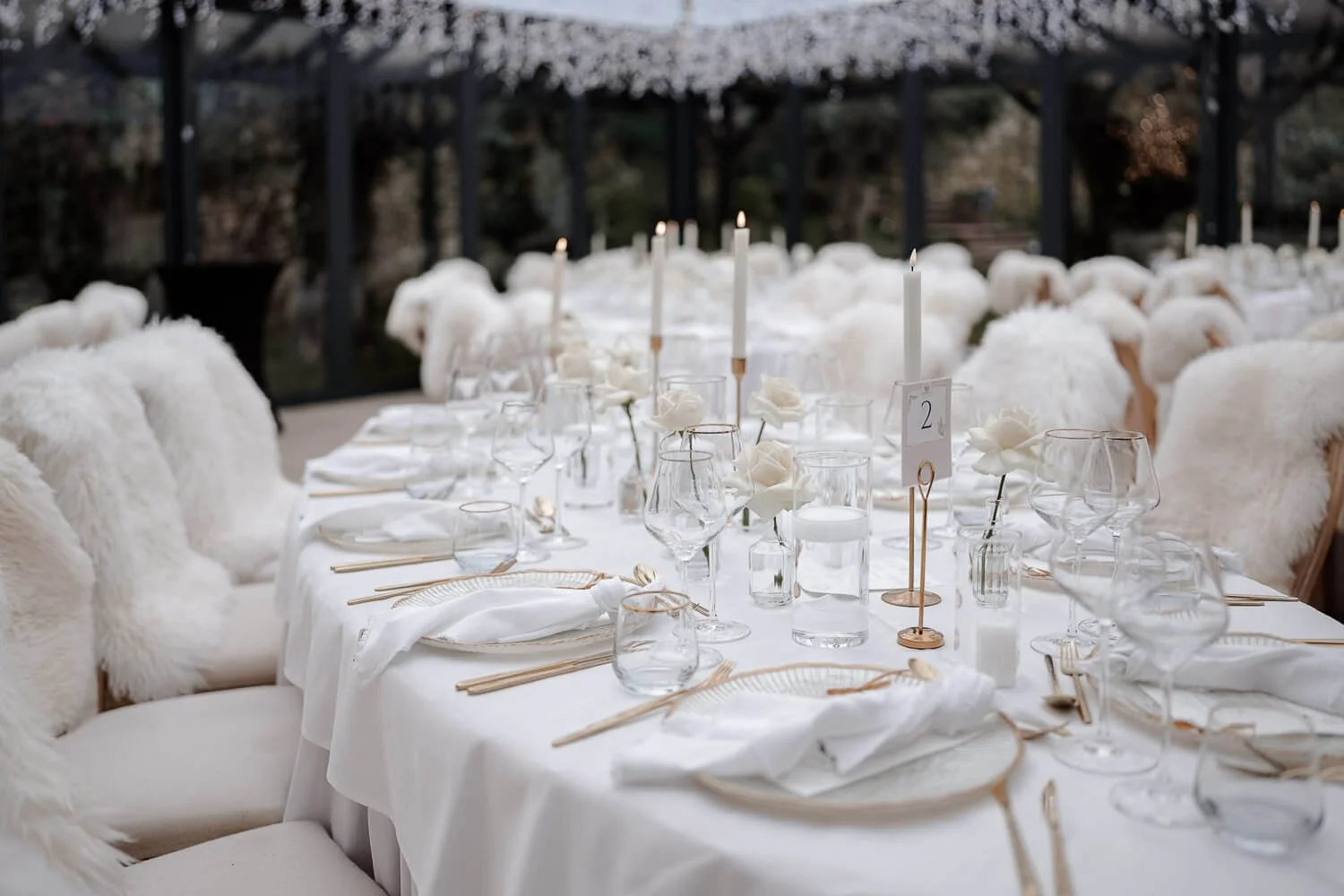Winterlich-elegante Tischdeko – Dinner-Setup im Morrhof Wintergarten