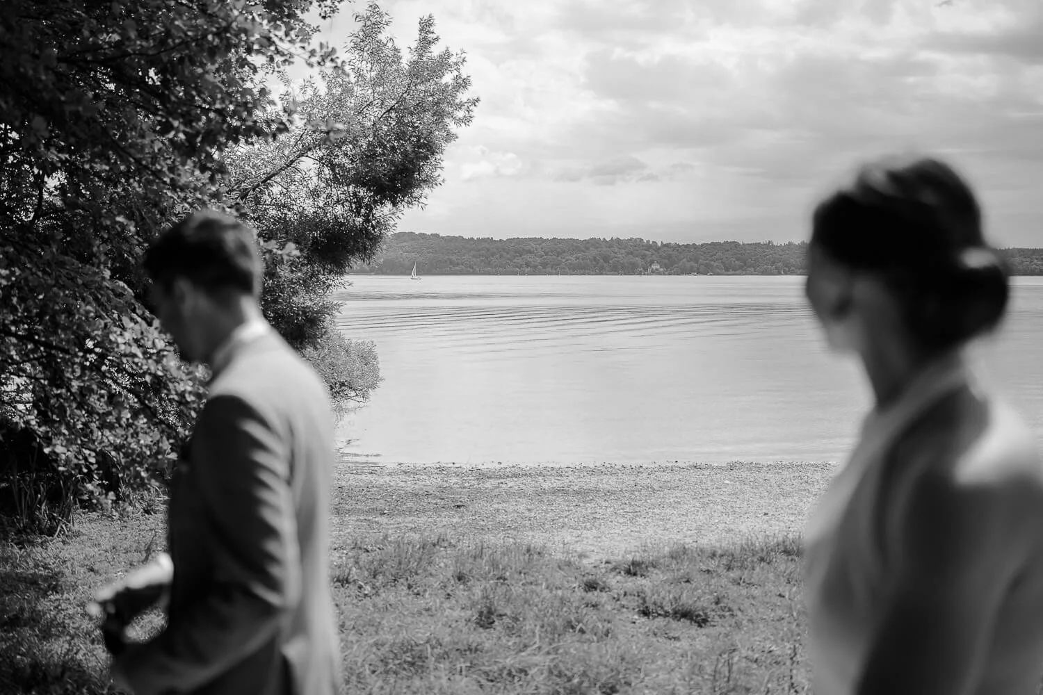Silhouetten/unscharfer Vordergrund, Blick auf See &amp; Ufer, ruhige Szene – starnberger see roseninsel stimmung sw minimal wedding