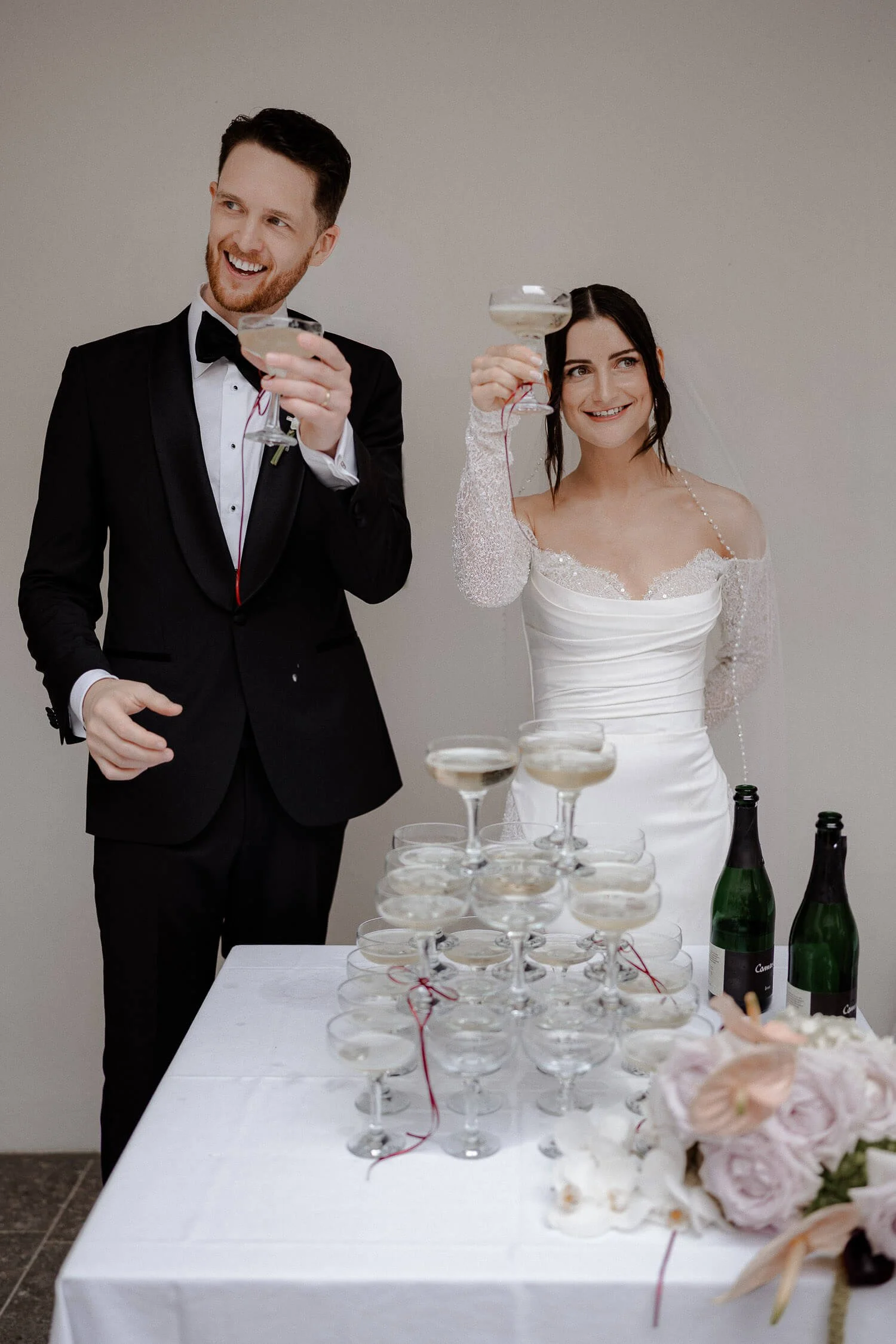 Brautpaar stößt beim Sektempfang an.