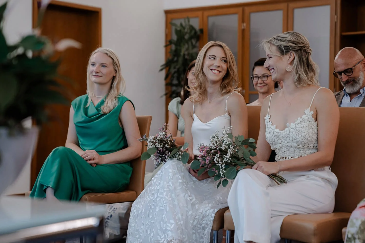 Lächelndes Brautpaar bei der Hochzeit im Standesamt