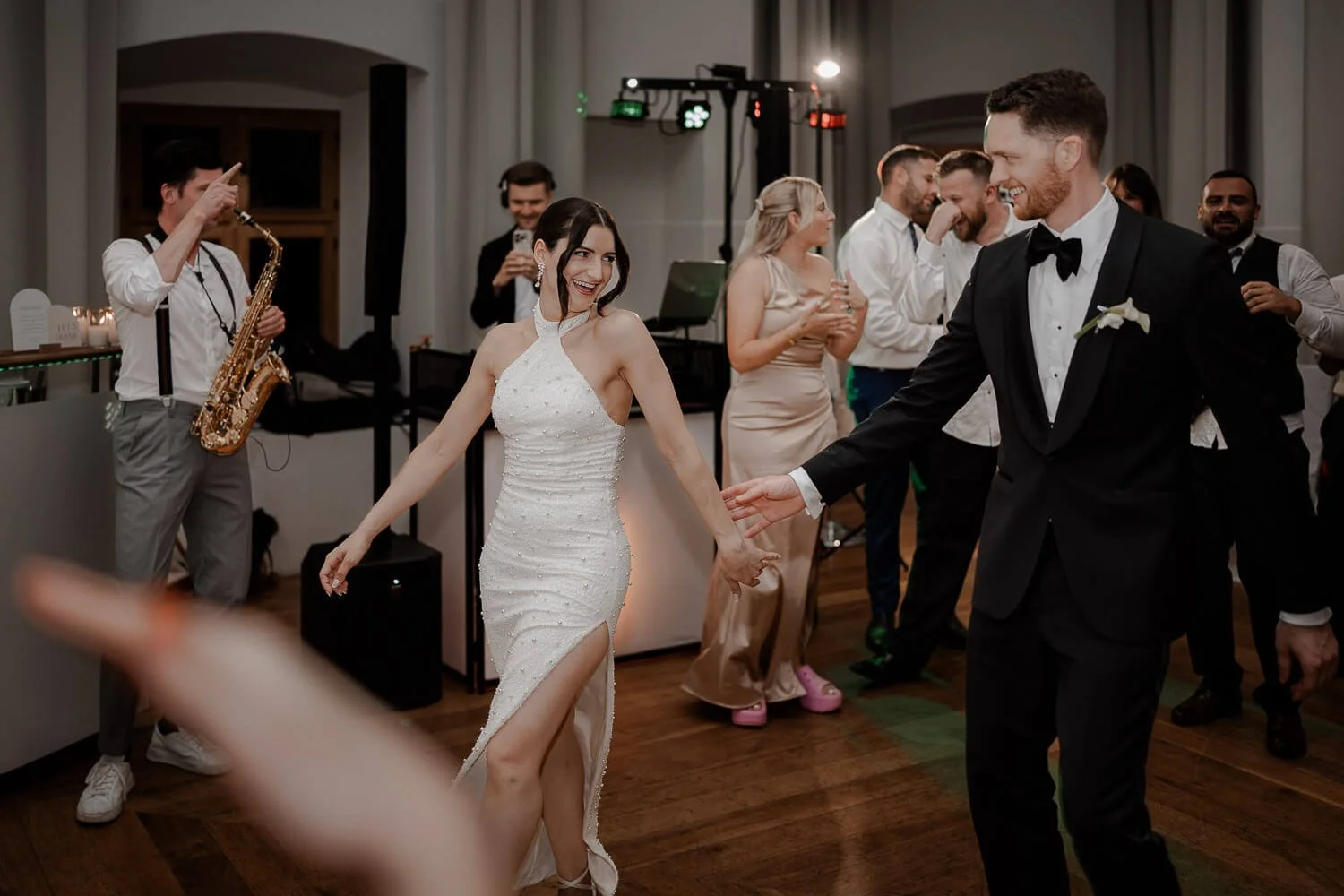 Brautpaar tanzt bei Hochzeit.