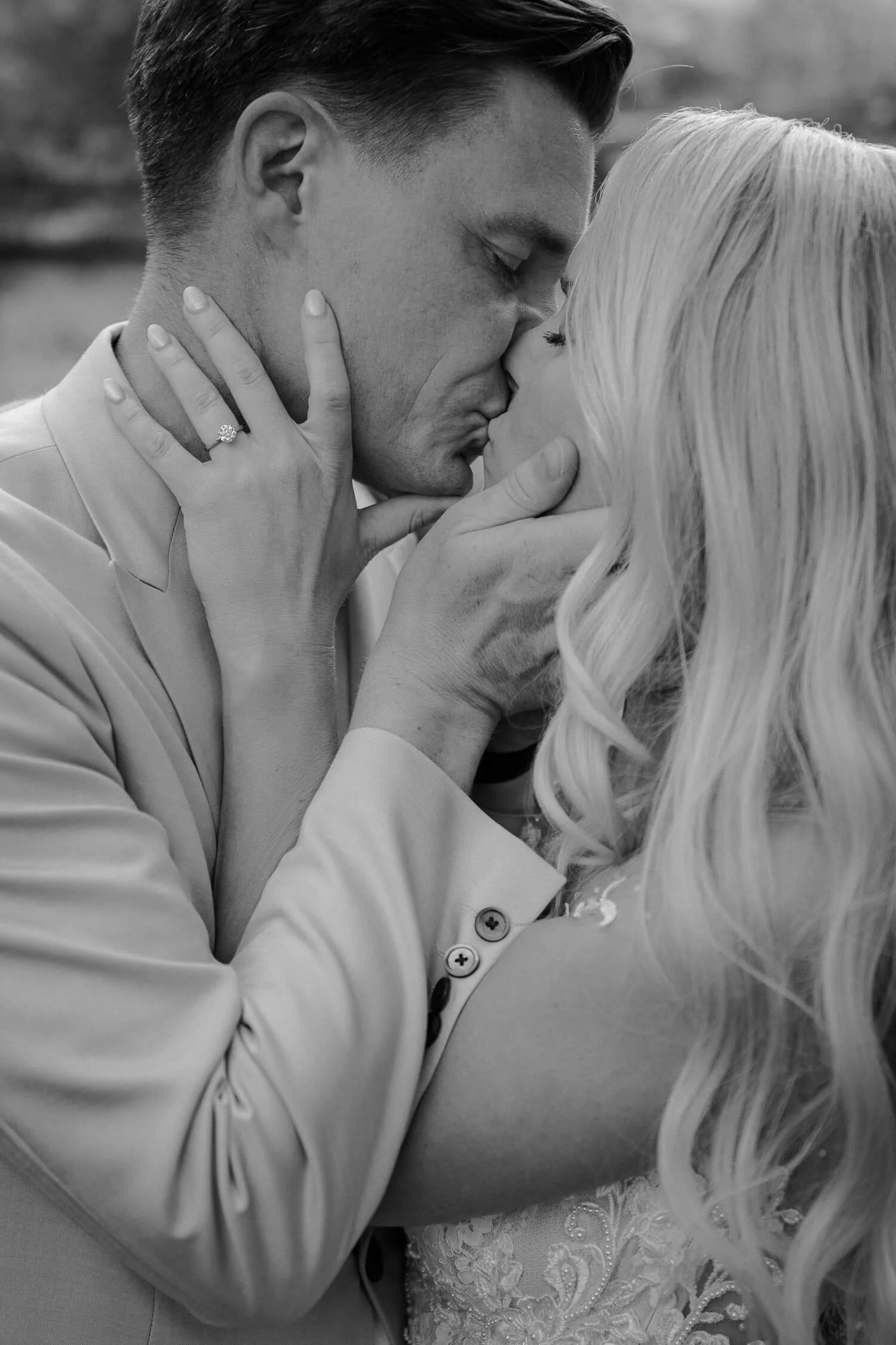 Brautpaar küsst sich bei Paarshooting