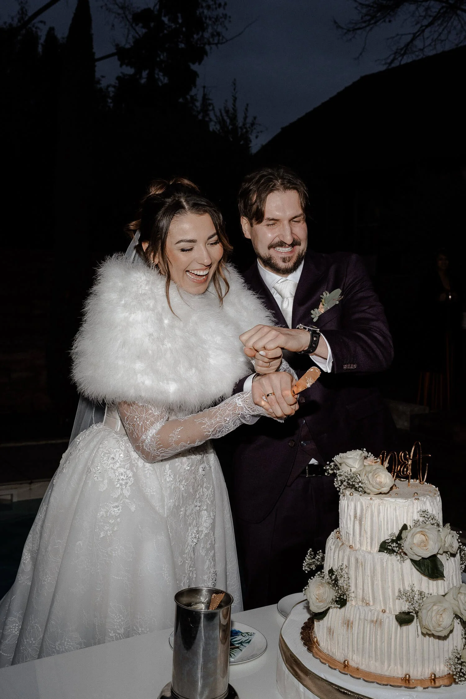 Brautpaar beim Tortenanschnitt – Hochzeitstorte und echte Emotionen im Morrhof