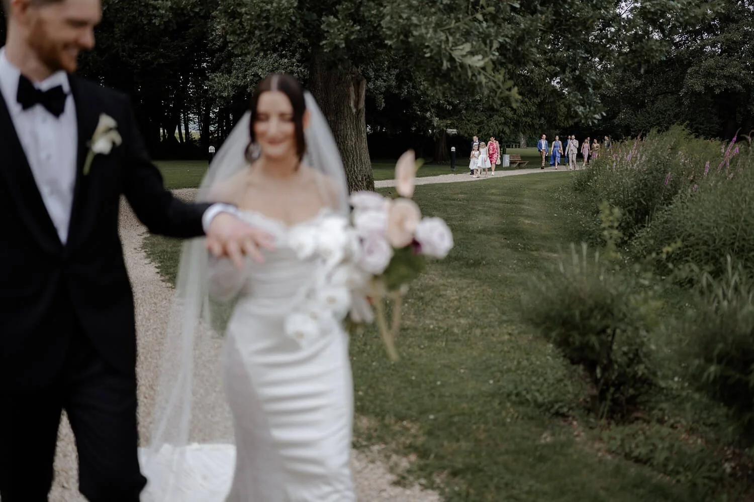 Frisch verheiratetes Paar spaziert durch den Schlosspark Hohenkammer.
