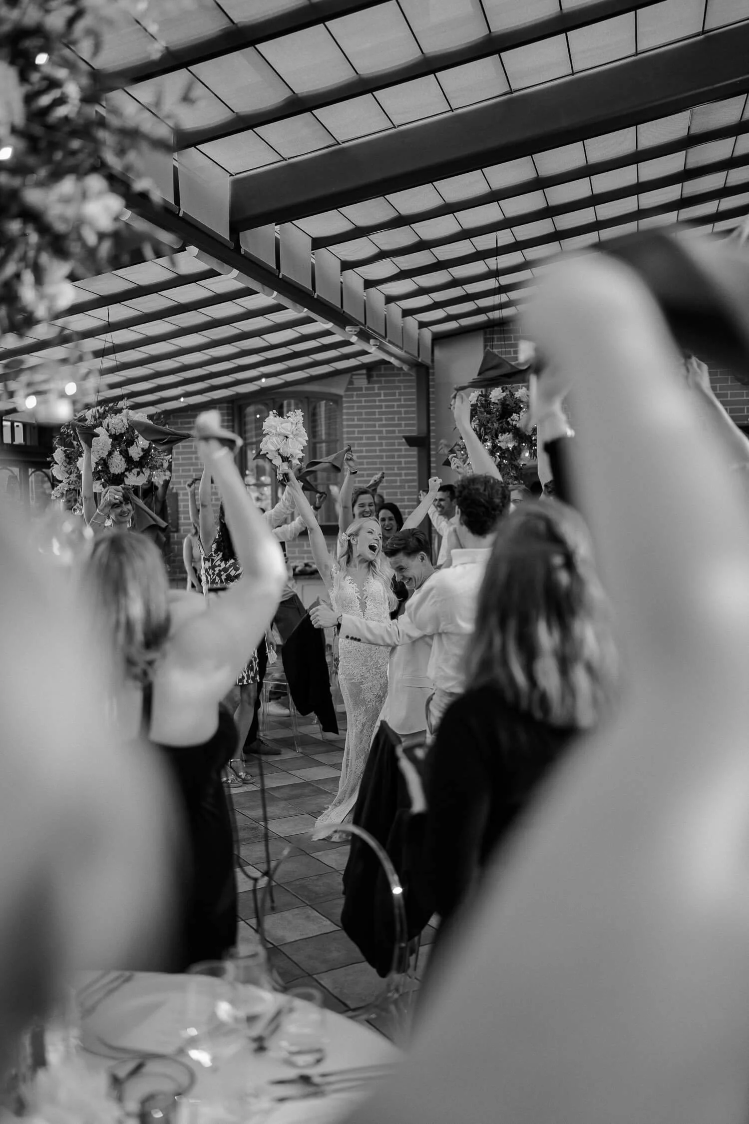 Braut tanzt mit Gästen bei Hochzeit