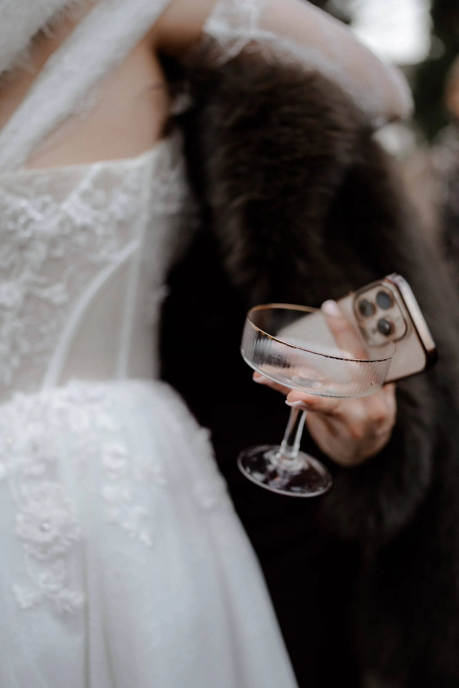 Champagnerglas-Handy-Hand.jpg