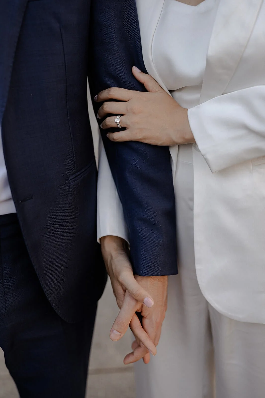Hände von Braut und Bräutigam nach der standesamtlichen Trauung in der Mandelstraße in München.
