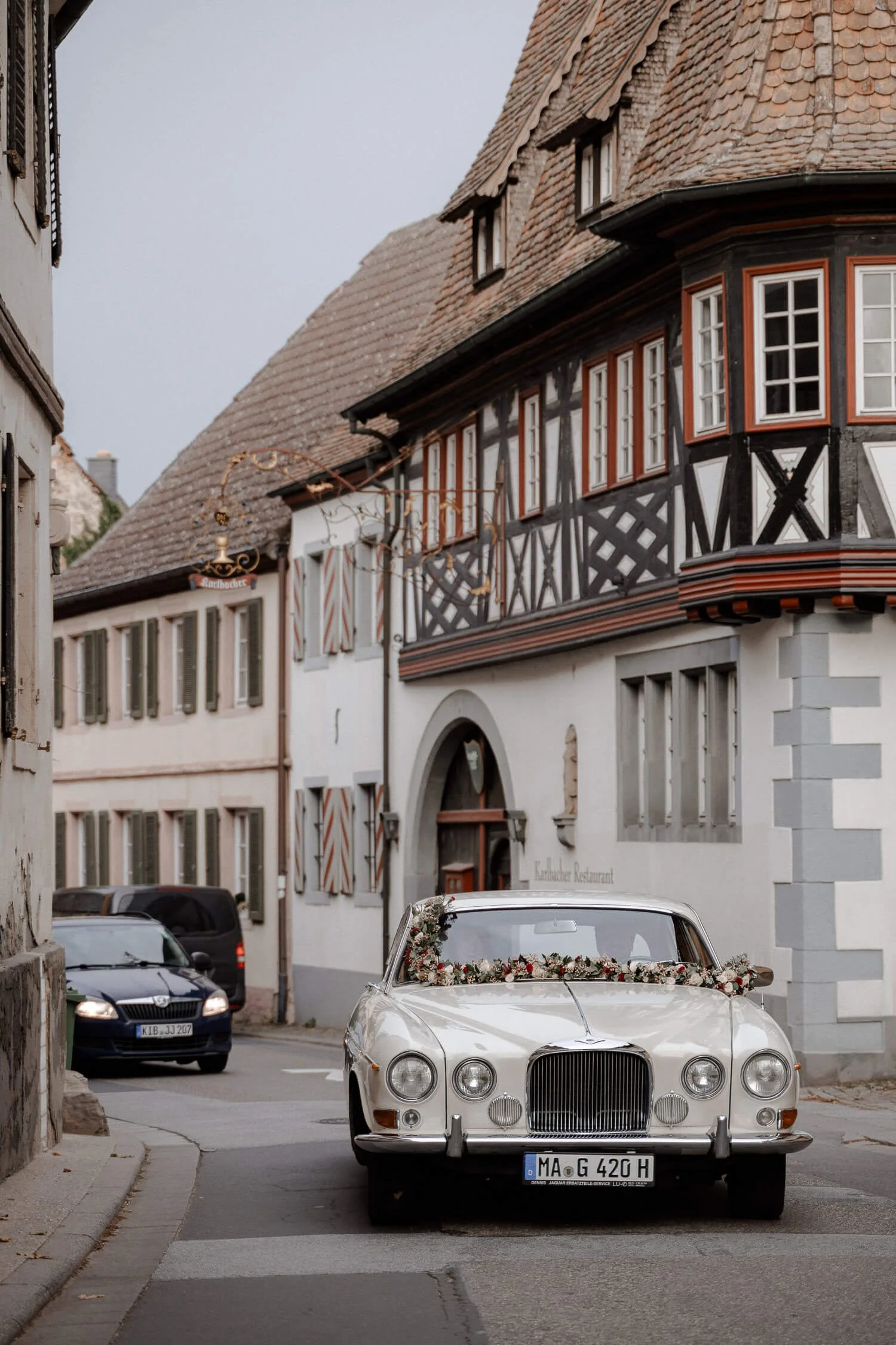 Oldtimer in der Altstadt – Hochzeitsreportage nahe Morrhof Pfalz