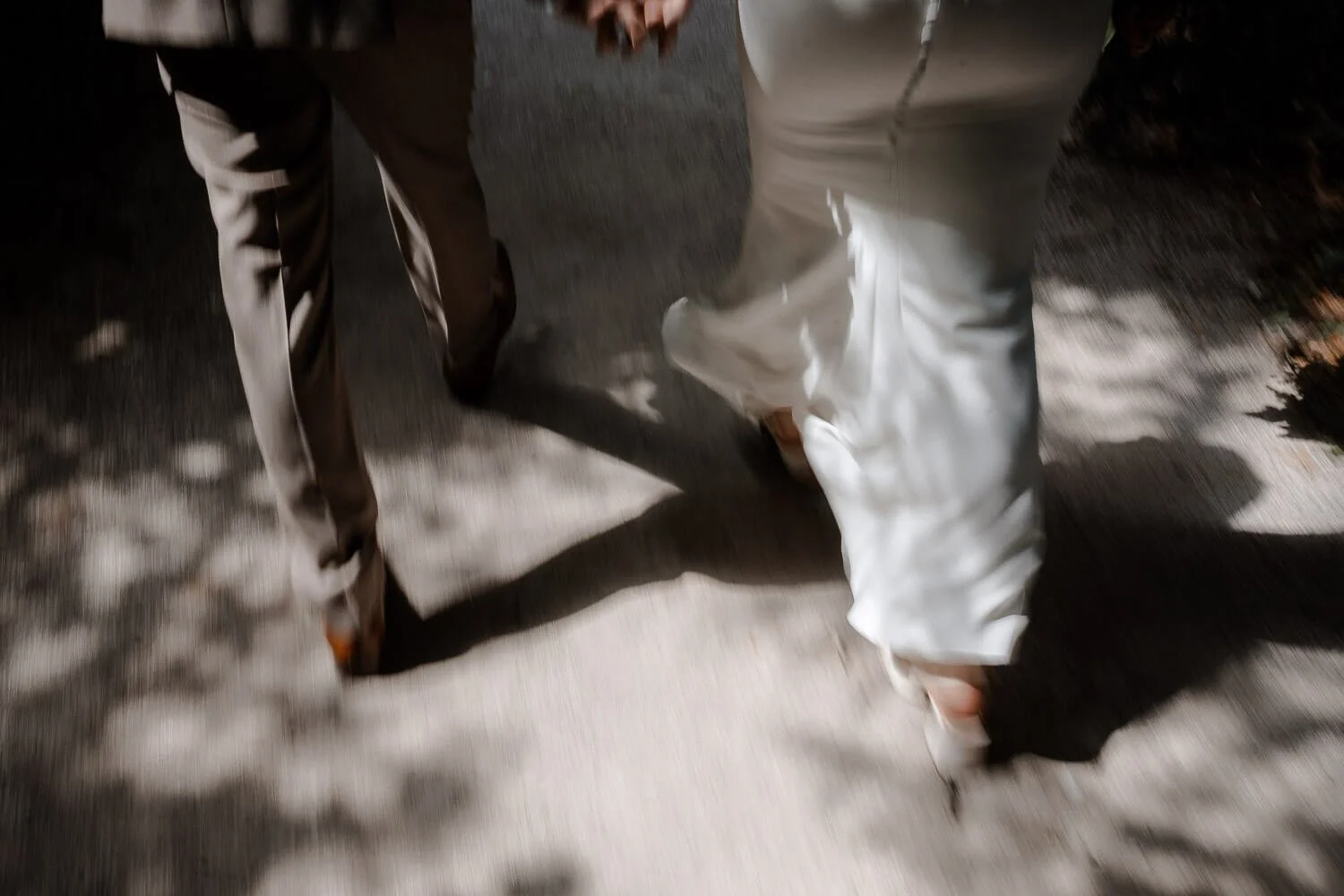 Bewegungsunschärfe: Laufende Füße/Schritte Brautpaar (dynamisch, Schatten auf Weg) – hochzeit roseninsel motion blur walking shot