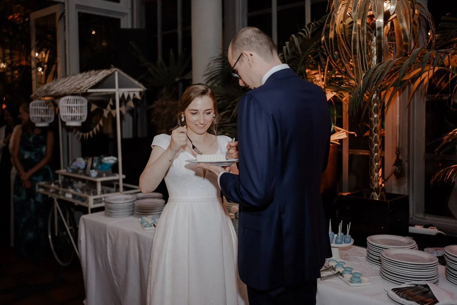 Hochzeitstorte anschneiden im Schlosscafé im Palmenhaus