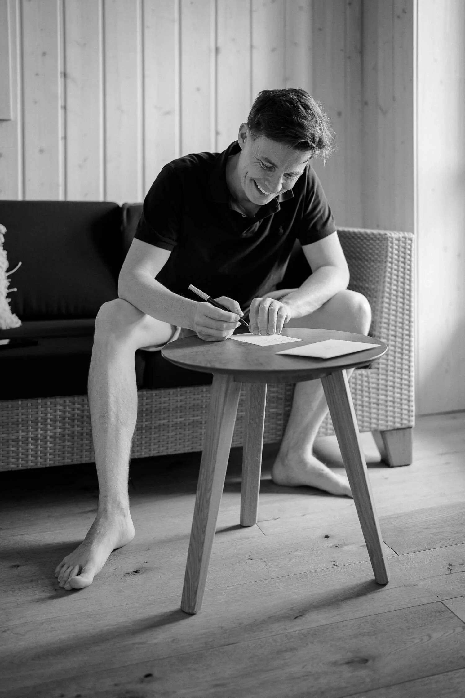 Bräutigam schreibt handschriftlich persönliche Worte vor Hochzeit