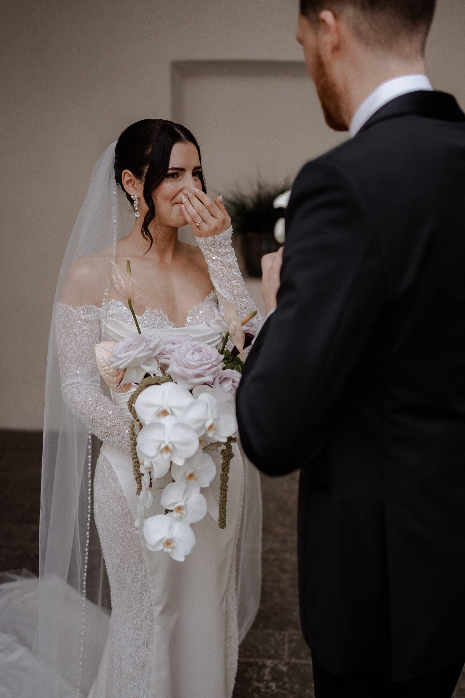 Emotionaler First Look – Braut mit Tränen der Freude beim ersten Blick auf den Bräutigam.