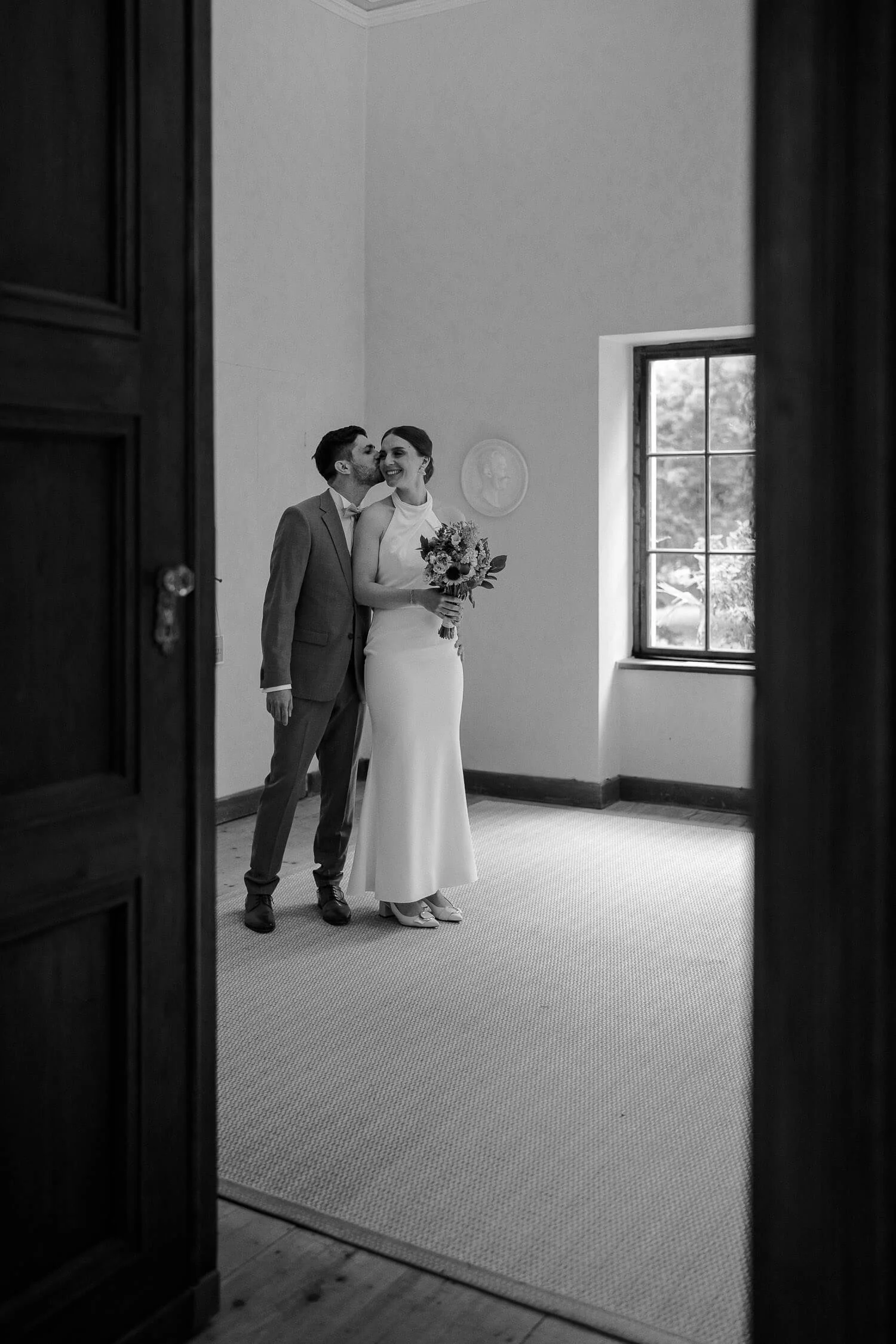 Weite Aufnahme der Trauung im Saal – heiraten auf der roseninsel starnberger see