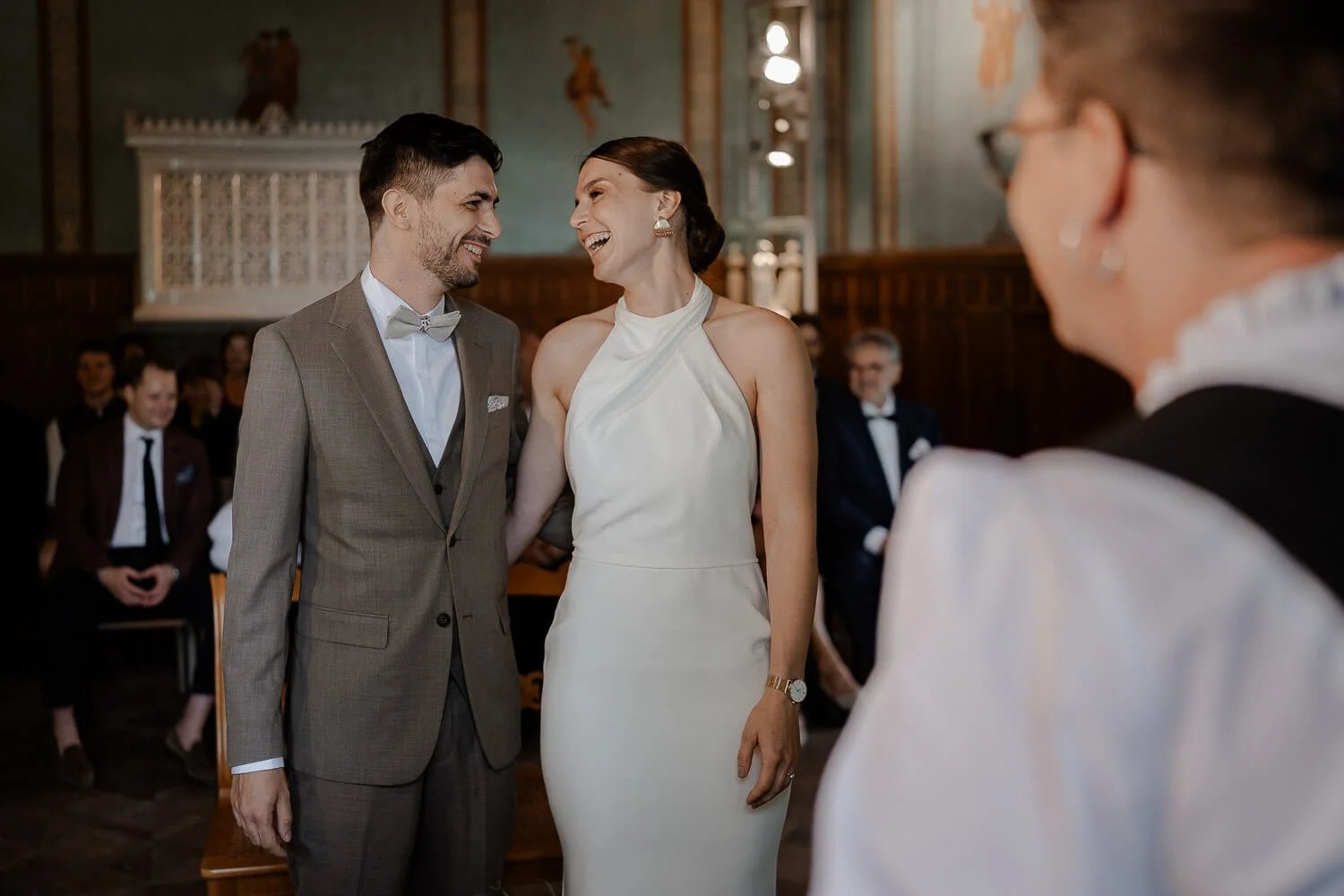 Brautpaar lacht mit Standesbeamtin – standesamt roseninsel starnberg