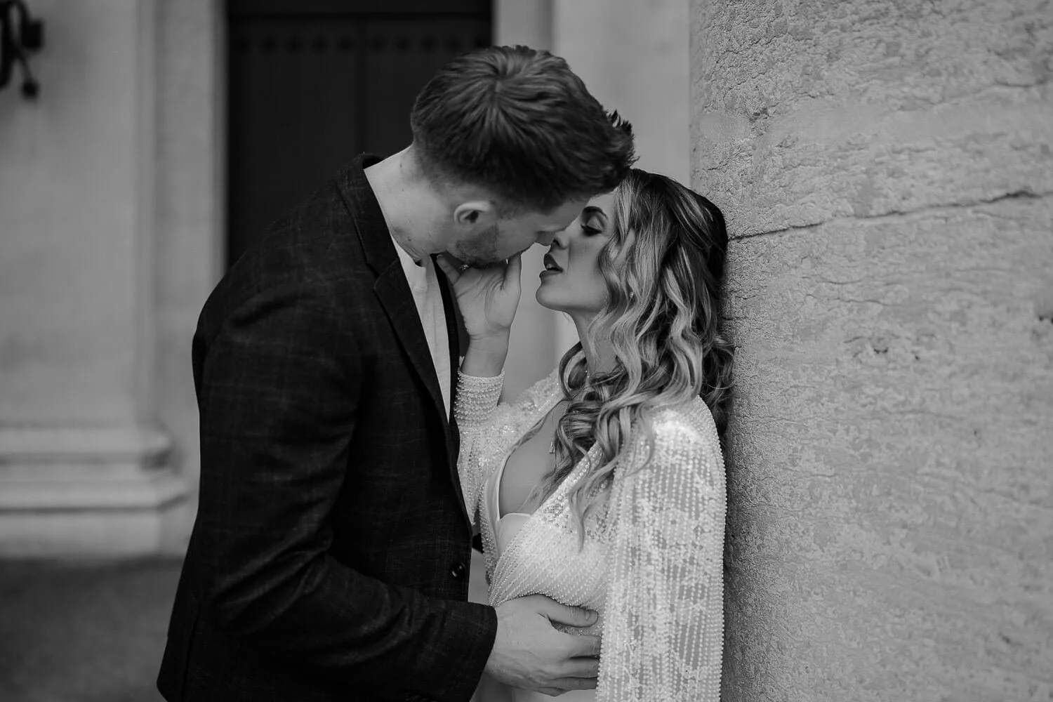 Brautpaar küsst sich vor klassischer Architektur in München