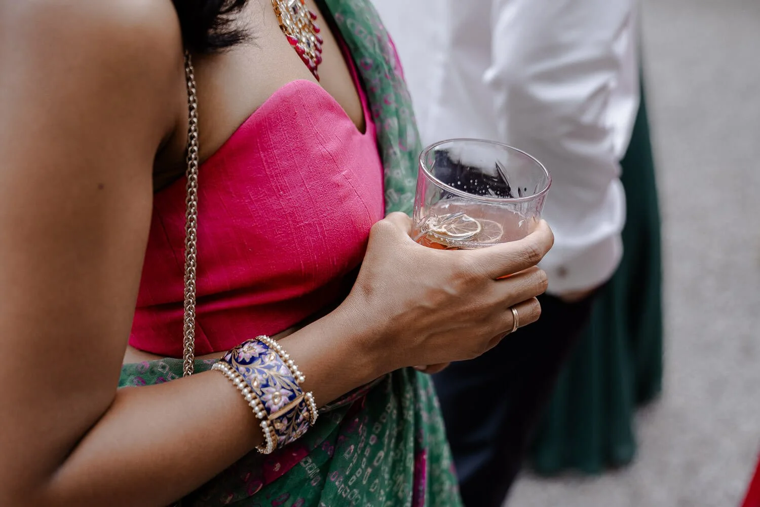 Hochzeitsgast mit Cocktail bei Sommerhochzeit im La Villa Starnberg