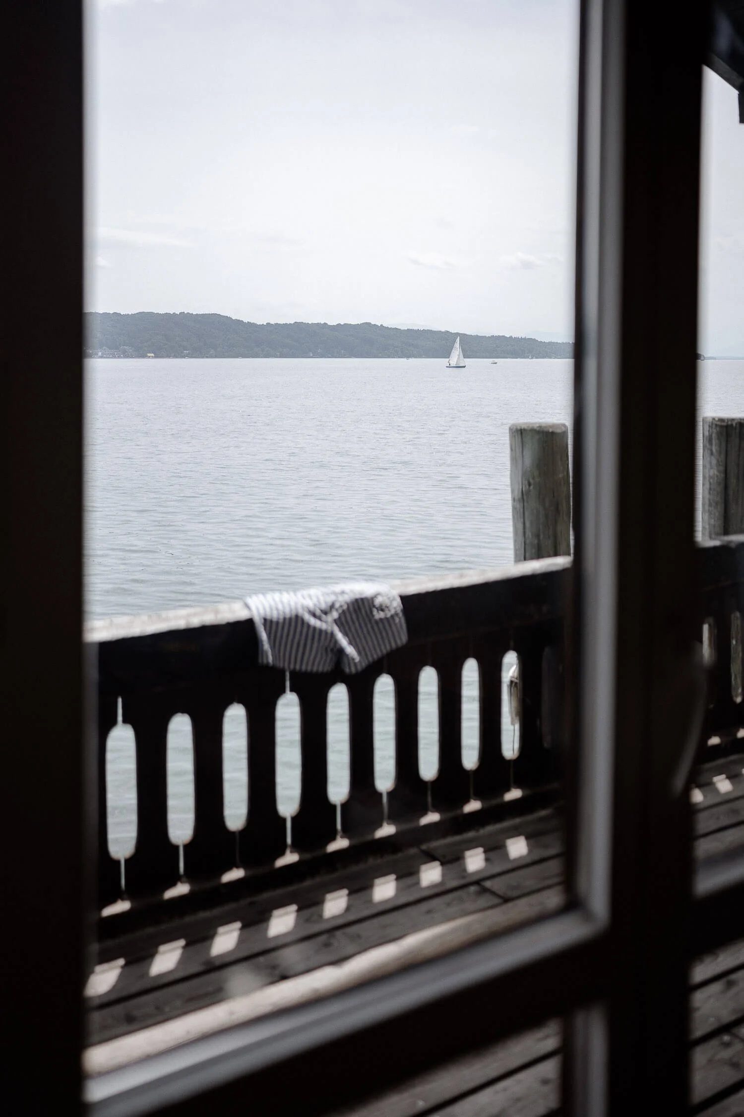 Aussicht vom Bootshaus auf den Starnberger See mit Segelboot