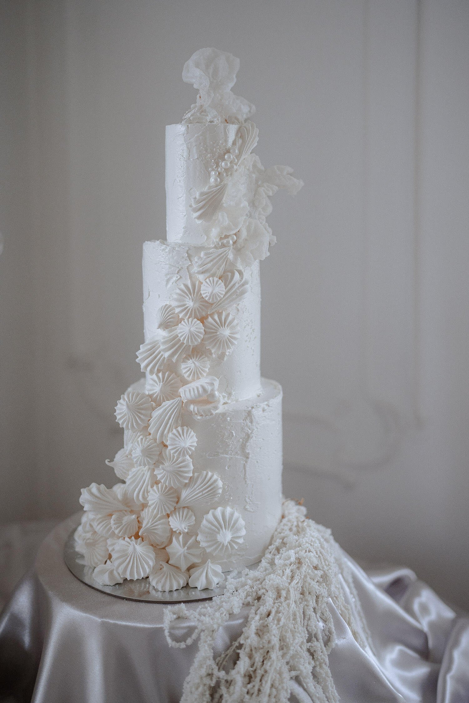 Hochzeitstorte in weiß,  fotografiert von einem Hochzeitsfotografen in München.