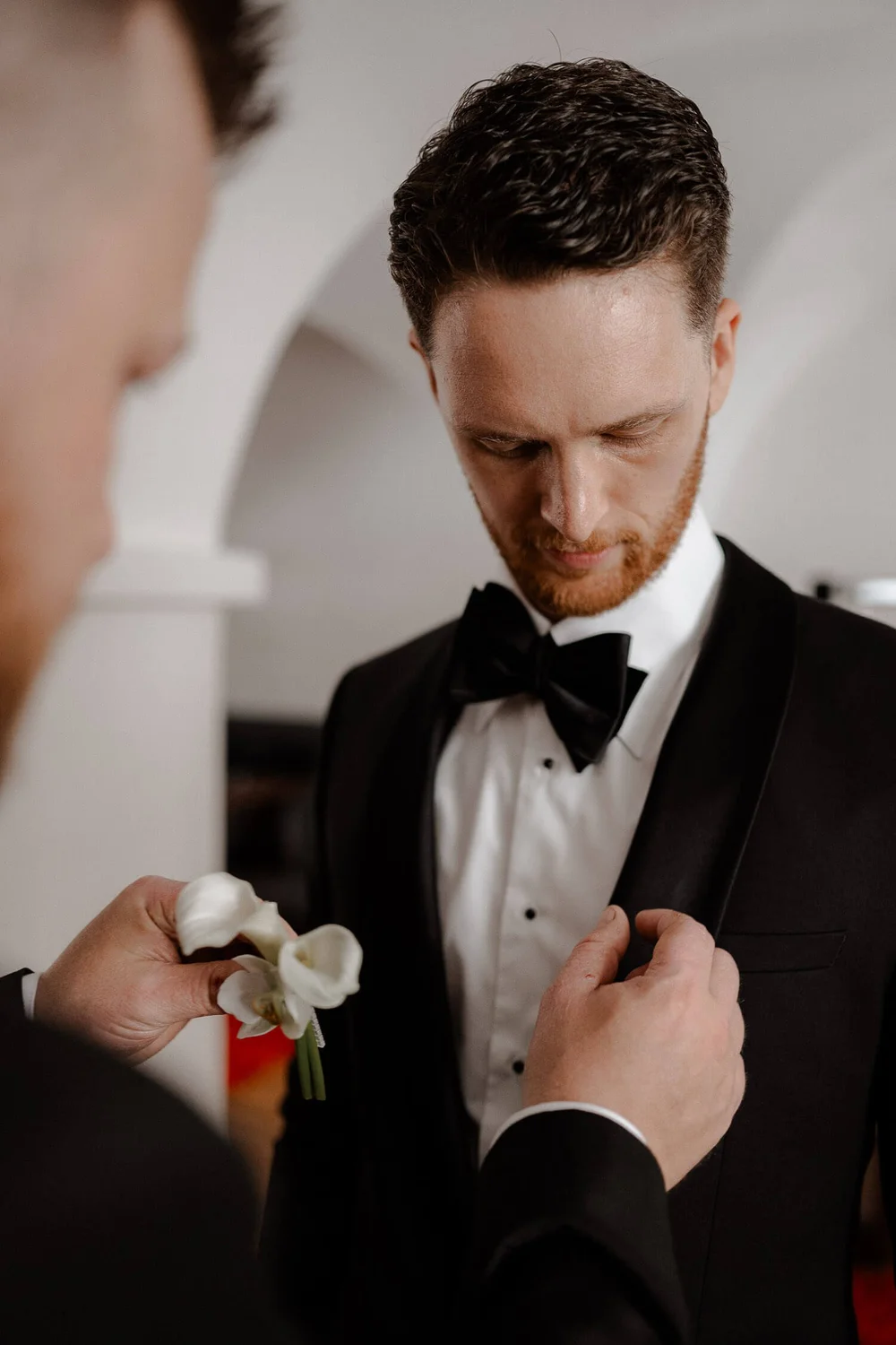 Bräutigam erhält Ansteckblume